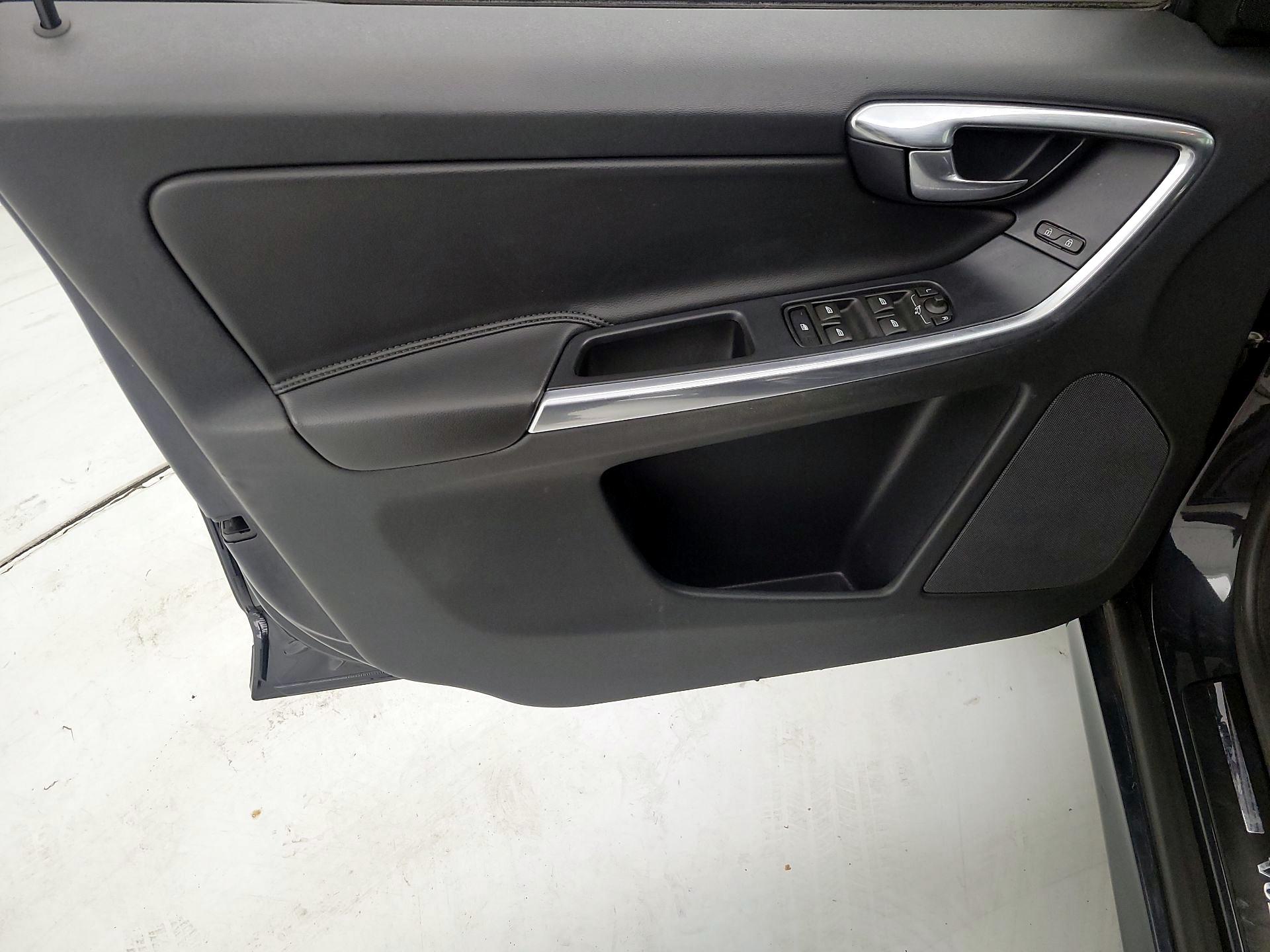 Thumbnail: 2016 Volvo XC60 - 12