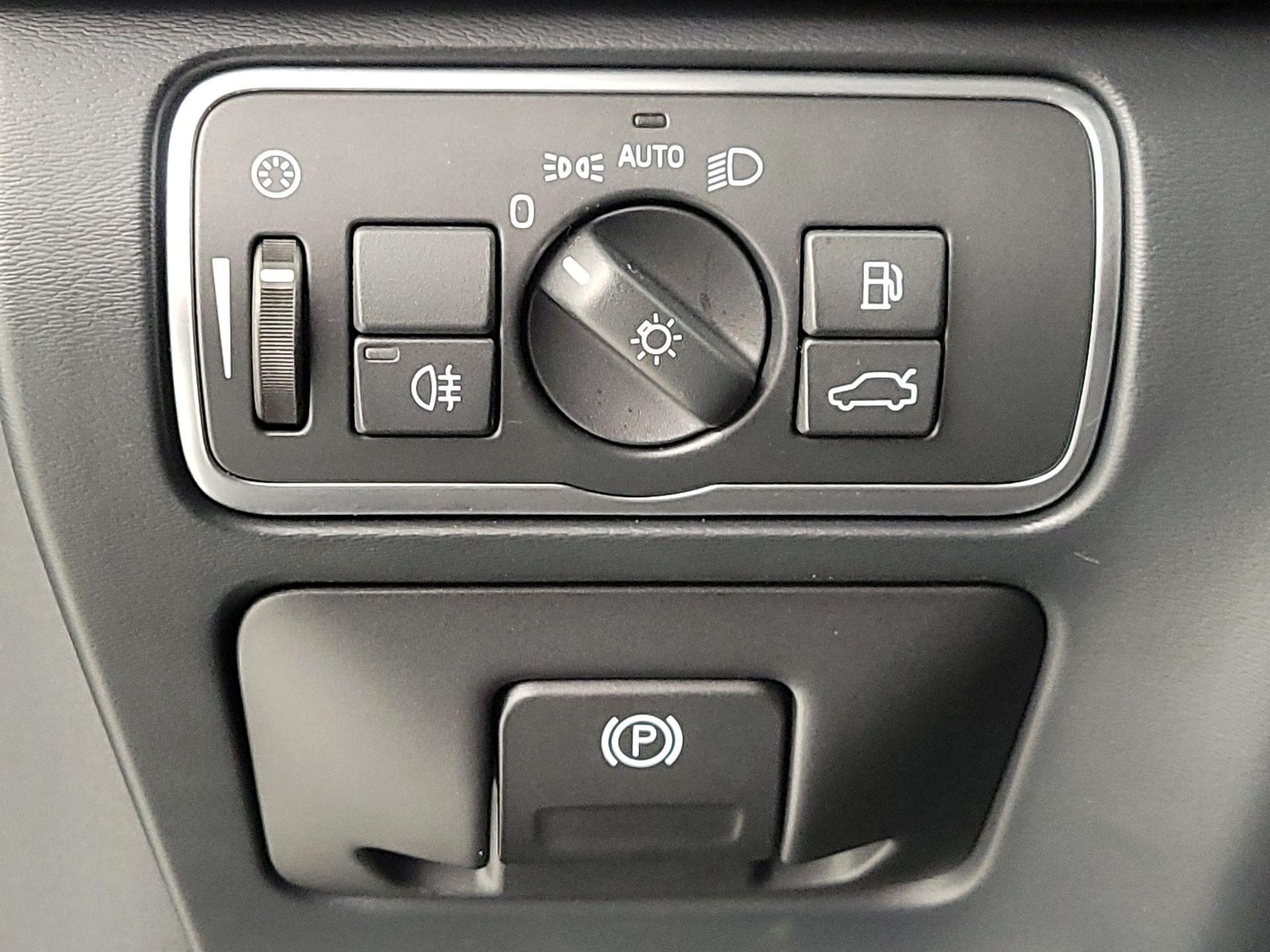 Thumbnail: 2016 Volvo XC60 - 13