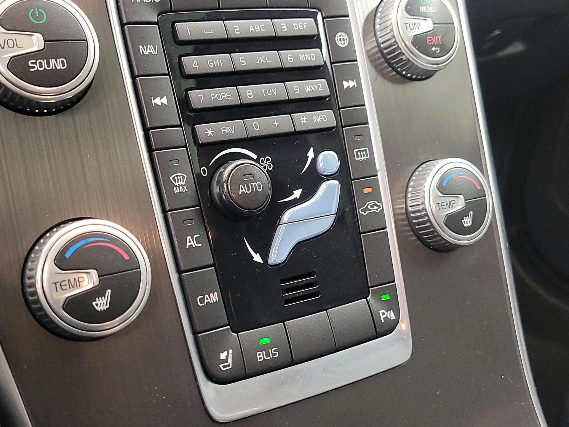 Thumbnail: 2016 Volvo XC60 - 16