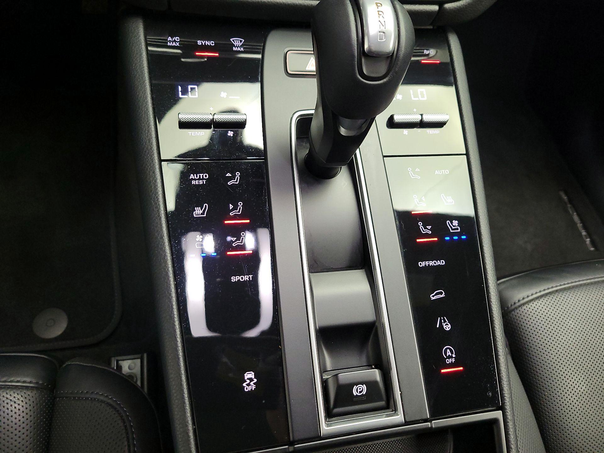 Thumbnail: 2022 Porsche Macan - 16