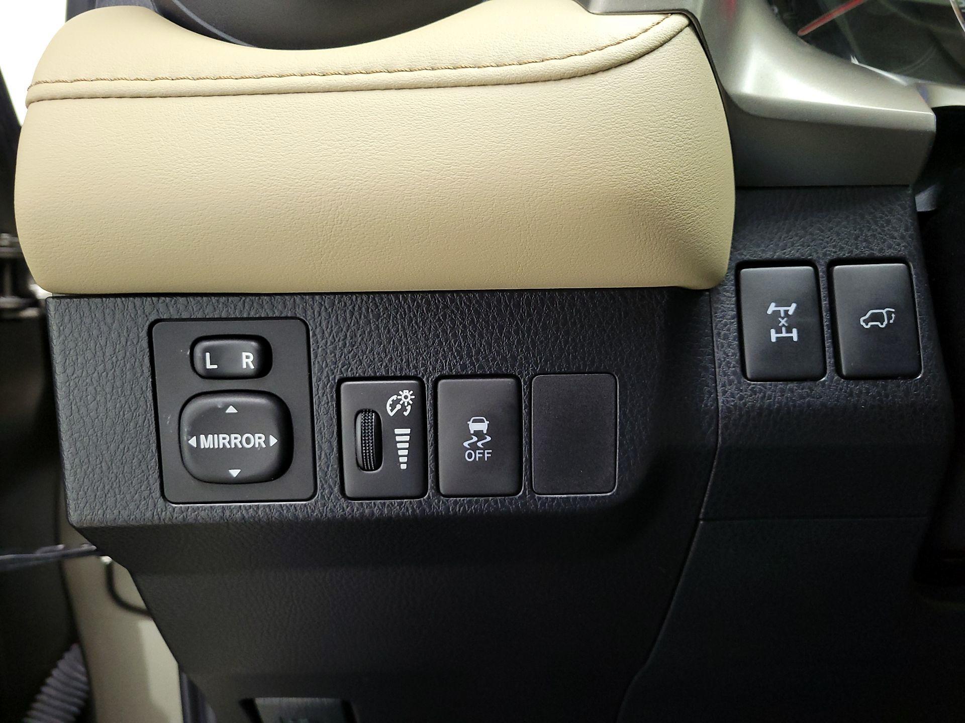 Thumbnail: 2015 Toyota RAV4 - 13