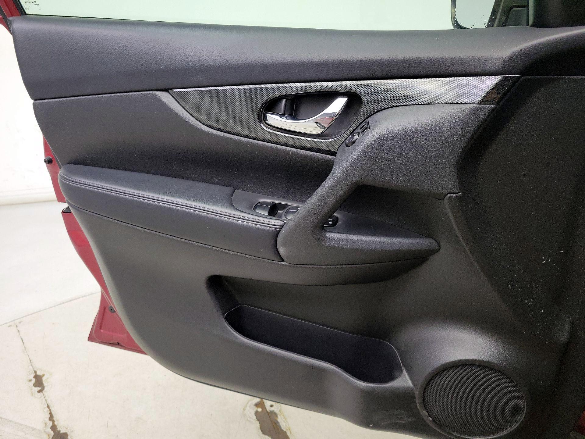 Thumbnail: 2016 Nissan Rogue - 12