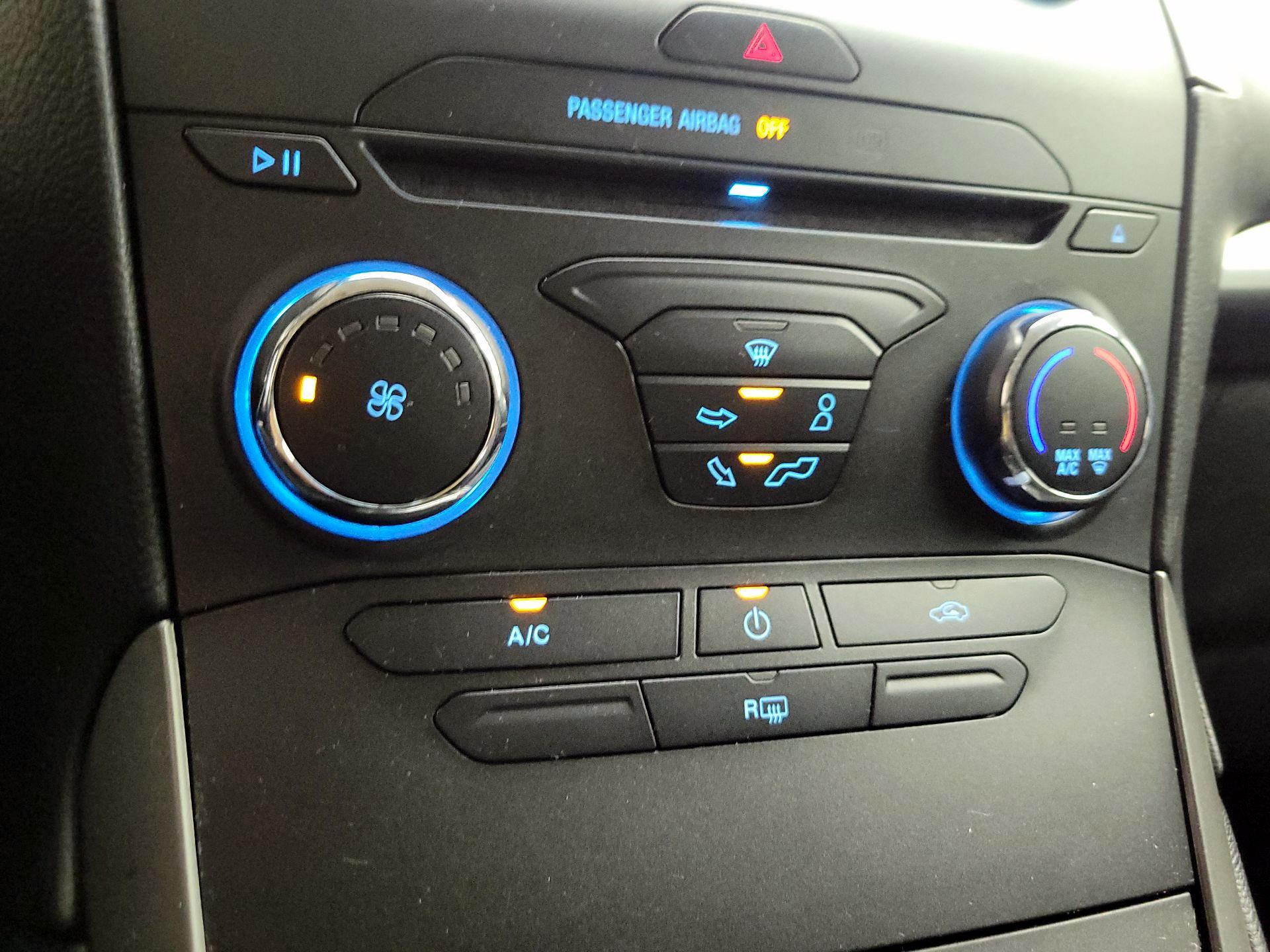Thumbnail: 2016 Ford Edge - 16