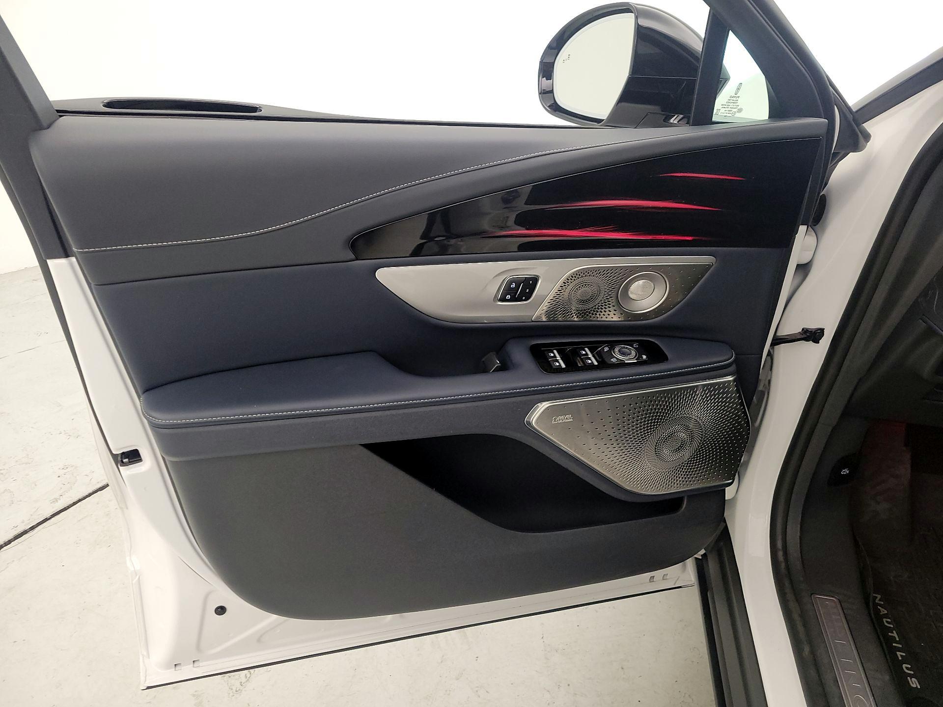 Thumbnail: 2024 Lincoln Nautilus - 12