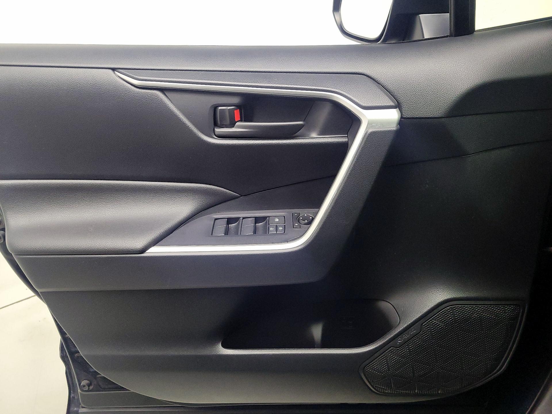 Thumbnail: 2020 Toyota RAV4 - 12