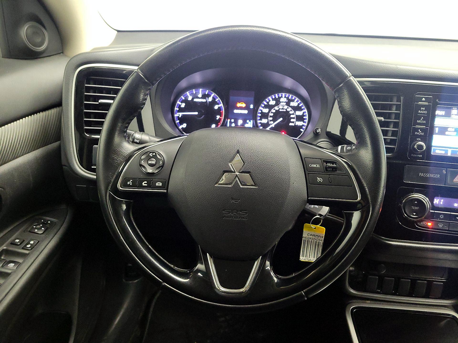 Thumbnail: 2017 Mitsubishi Outlander - 10