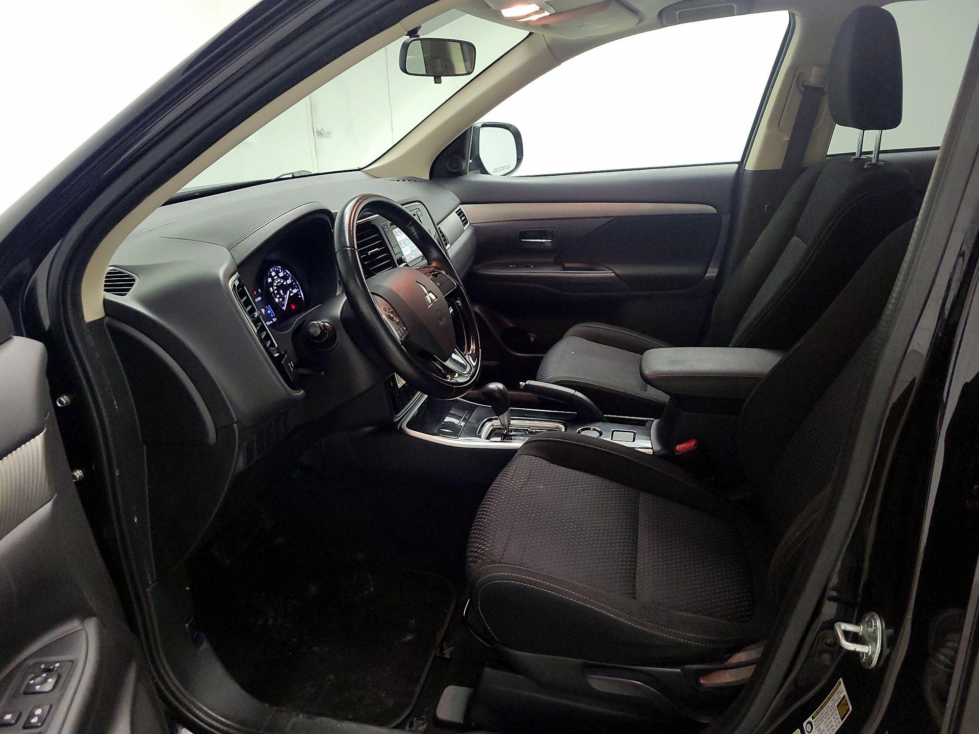 Thumbnail: 2017 Mitsubishi Outlander - 11