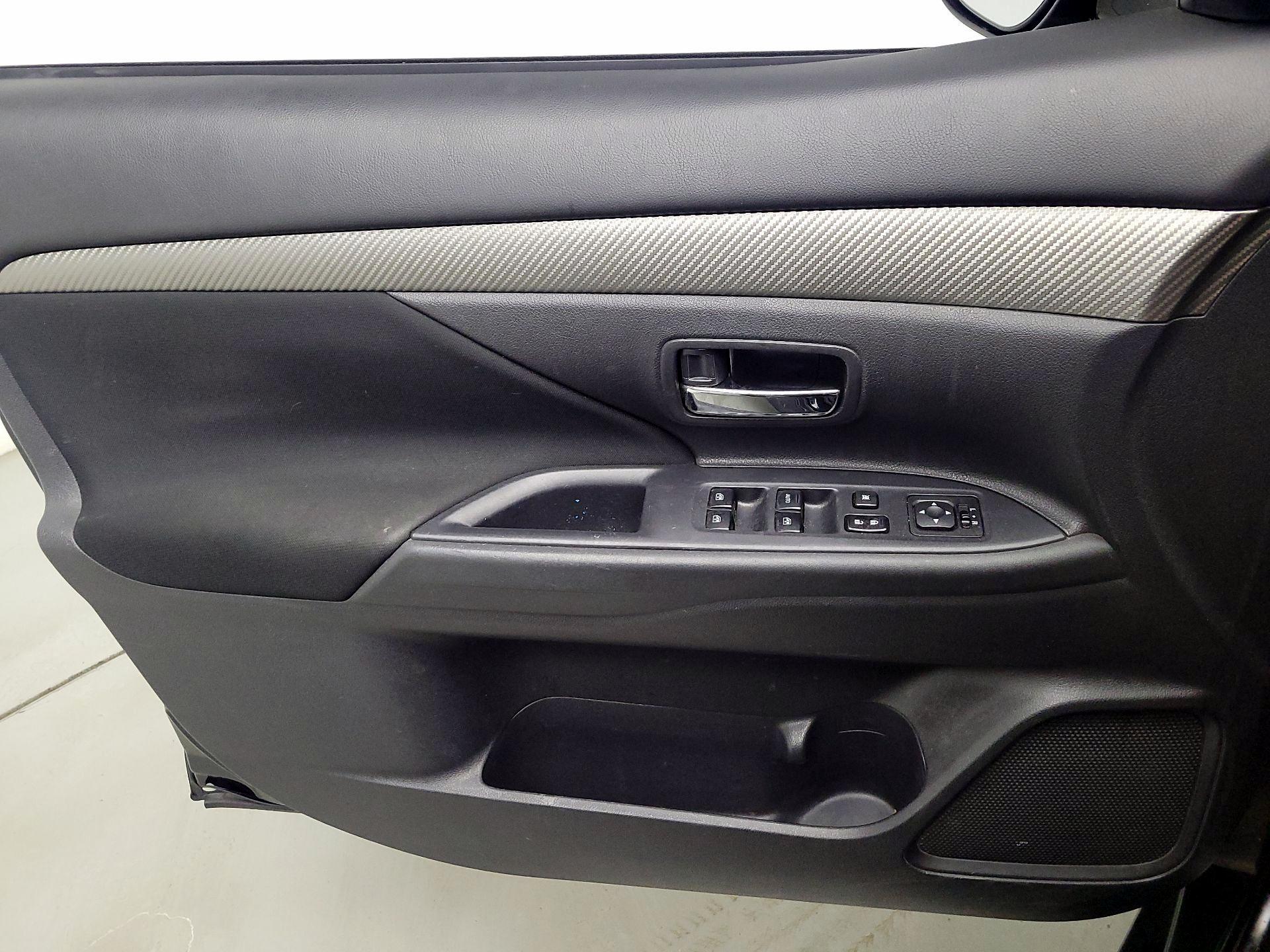 Thumbnail: 2017 Mitsubishi Outlander - 12