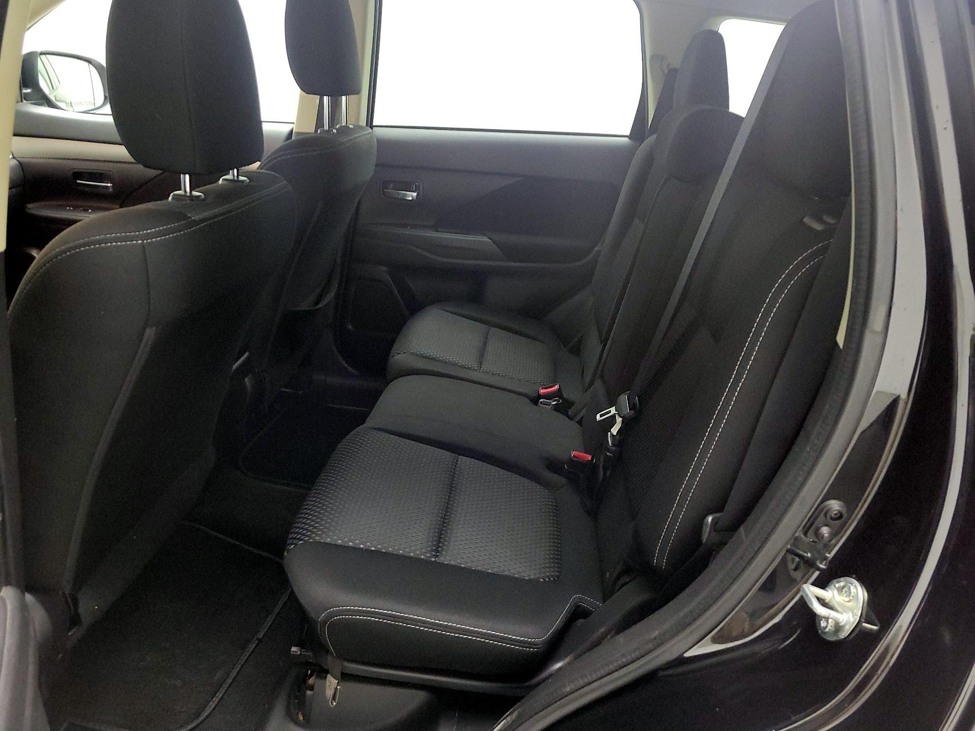 Thumbnail: 2017 Mitsubishi Outlander - 17