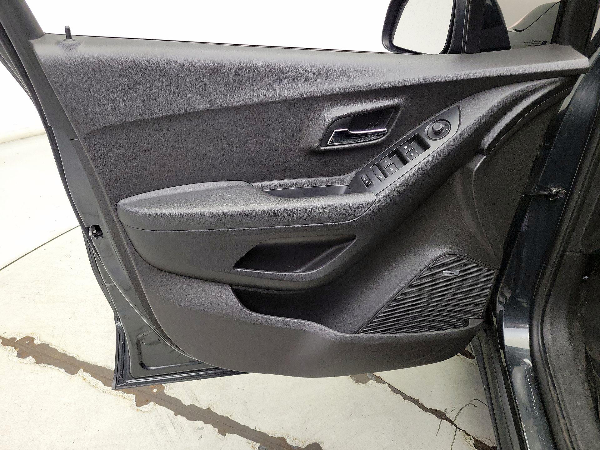 Thumbnail: 2017 Chevrolet Trax - 12