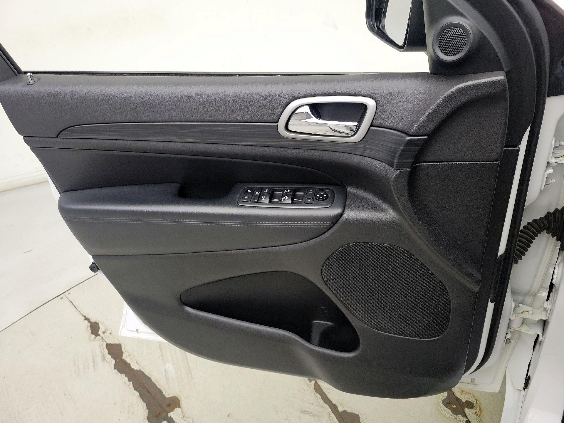 Thumbnail: 2020 Jeep Grand Cherokee - 12