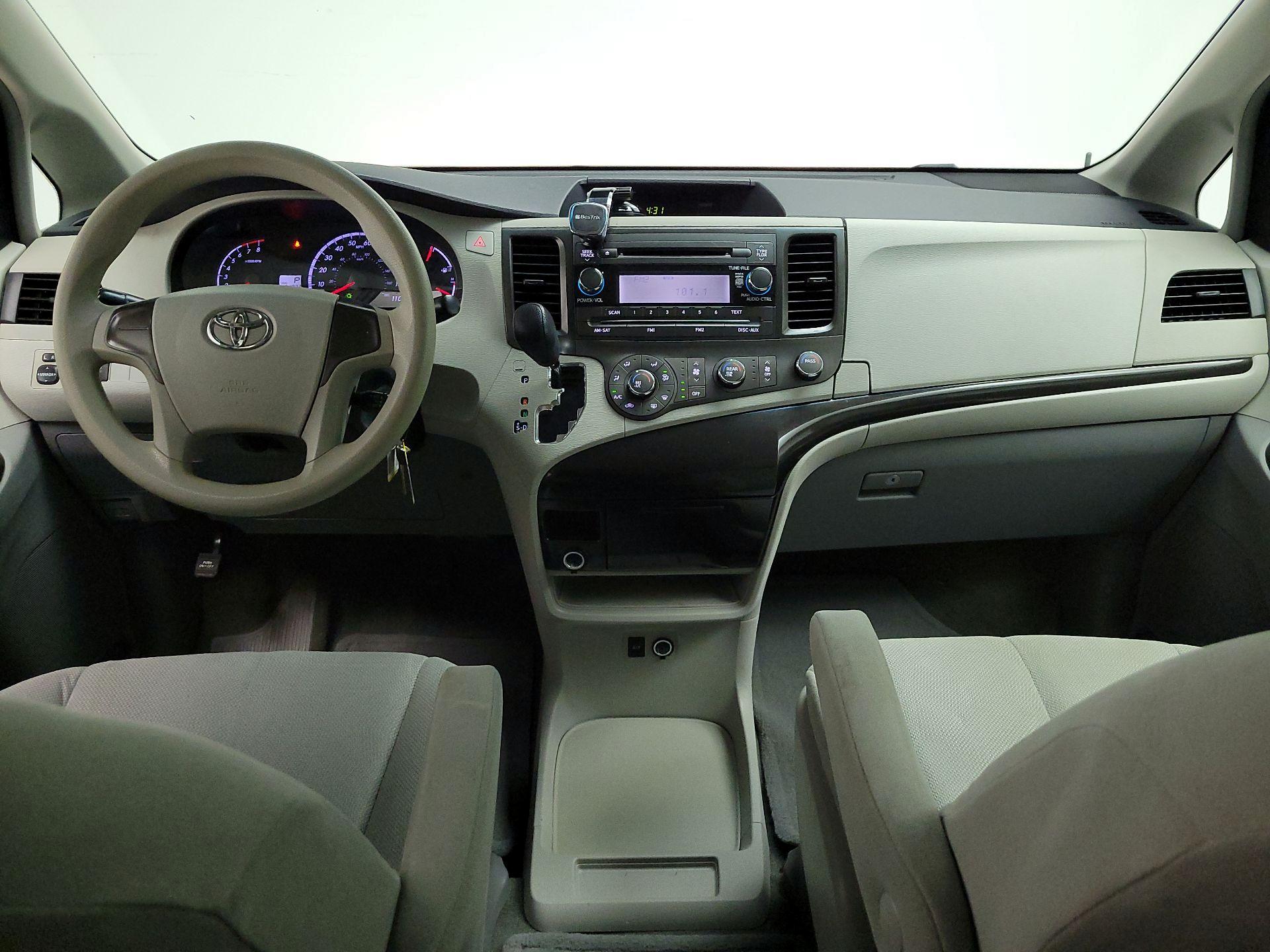 Thumbnail: 2014 Toyota Sienna - 9