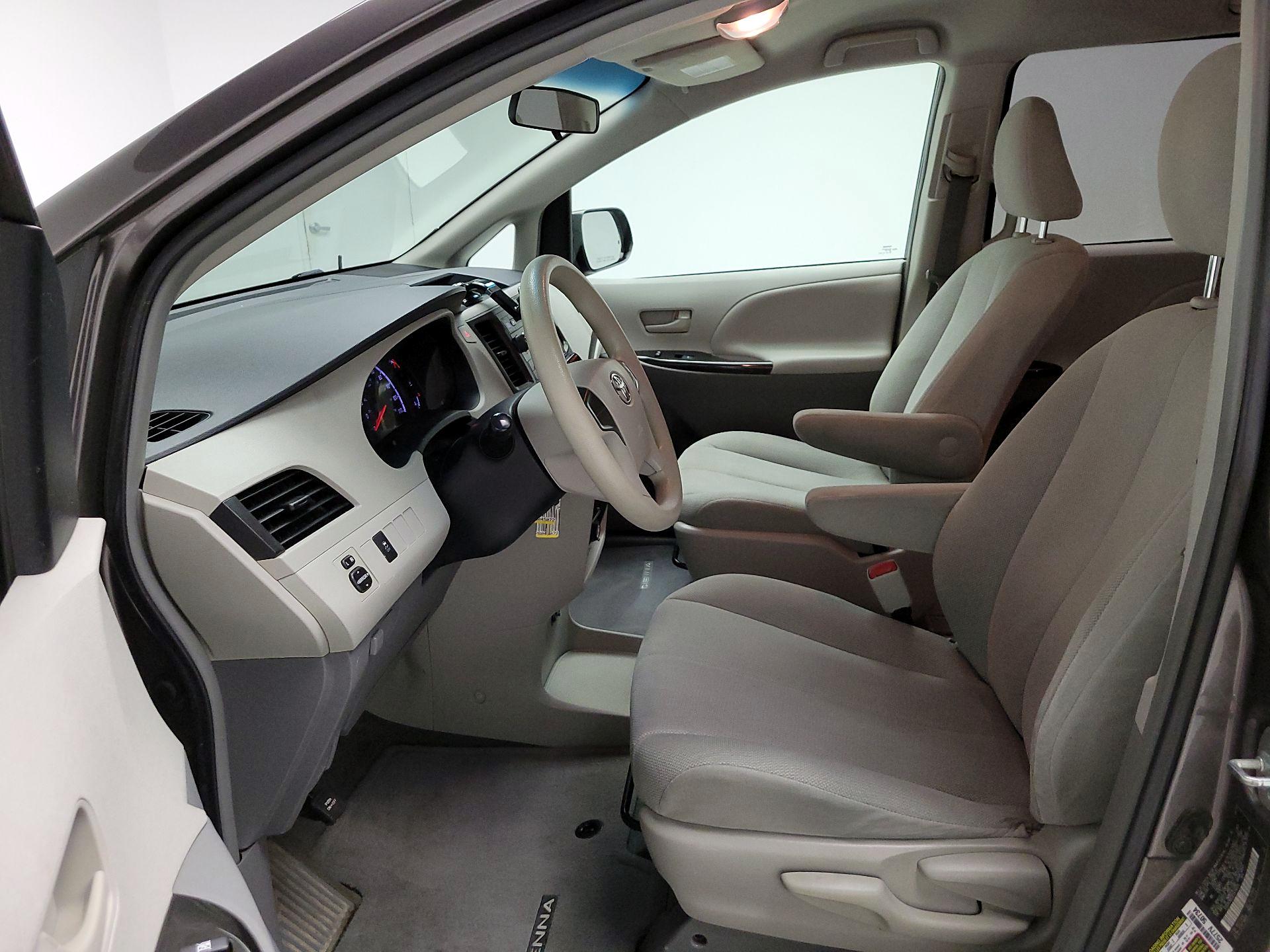 Thumbnail: 2014 Toyota Sienna - 11