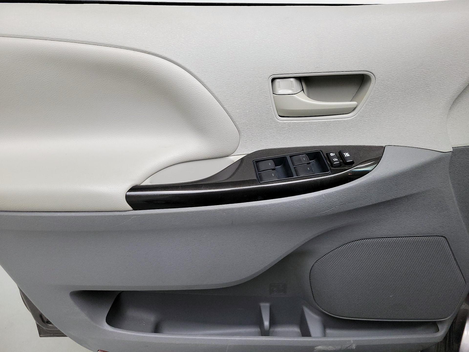 Thumbnail: 2014 Toyota Sienna - 12