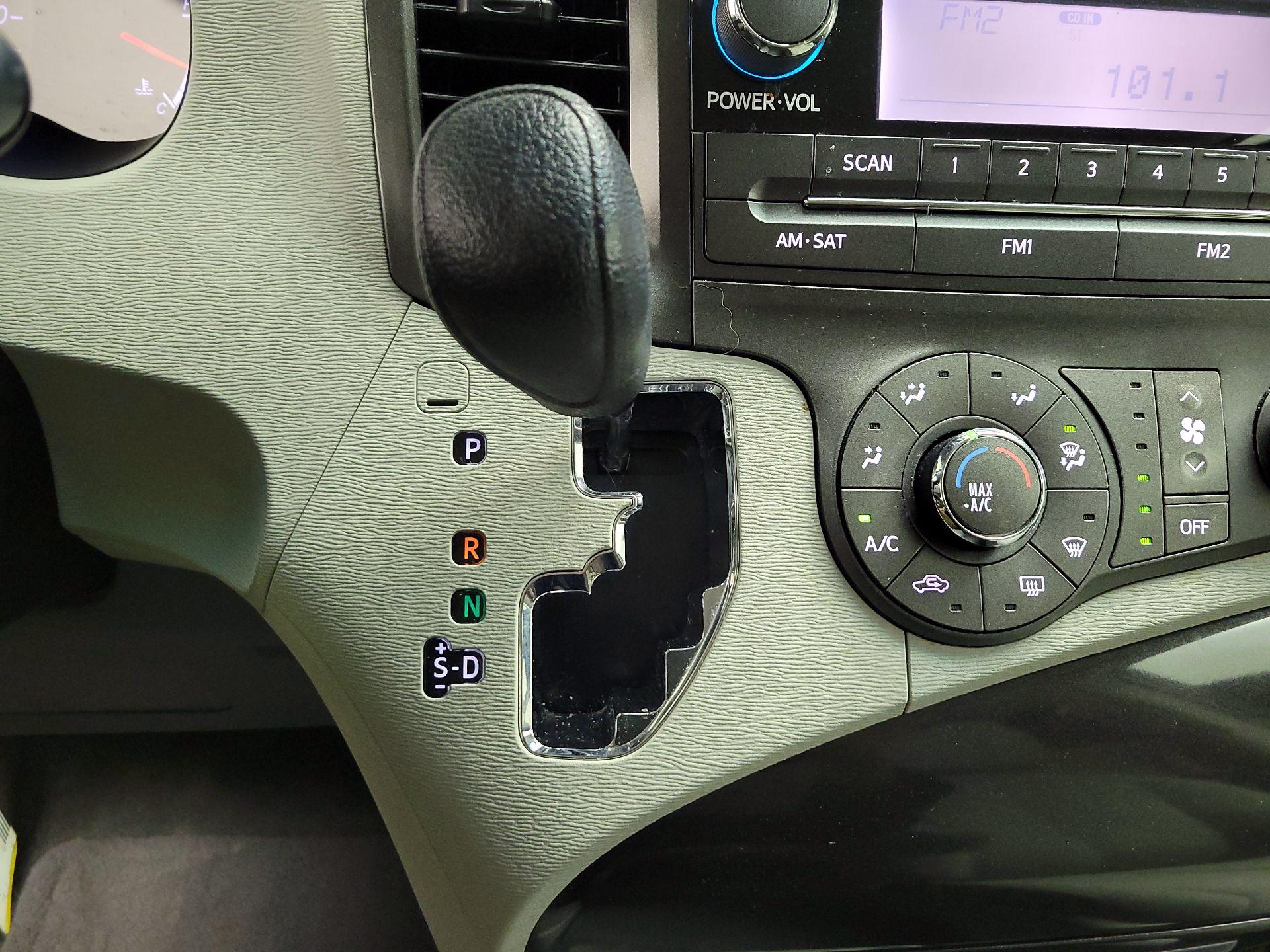 Thumbnail: 2014 Toyota Sienna - 16