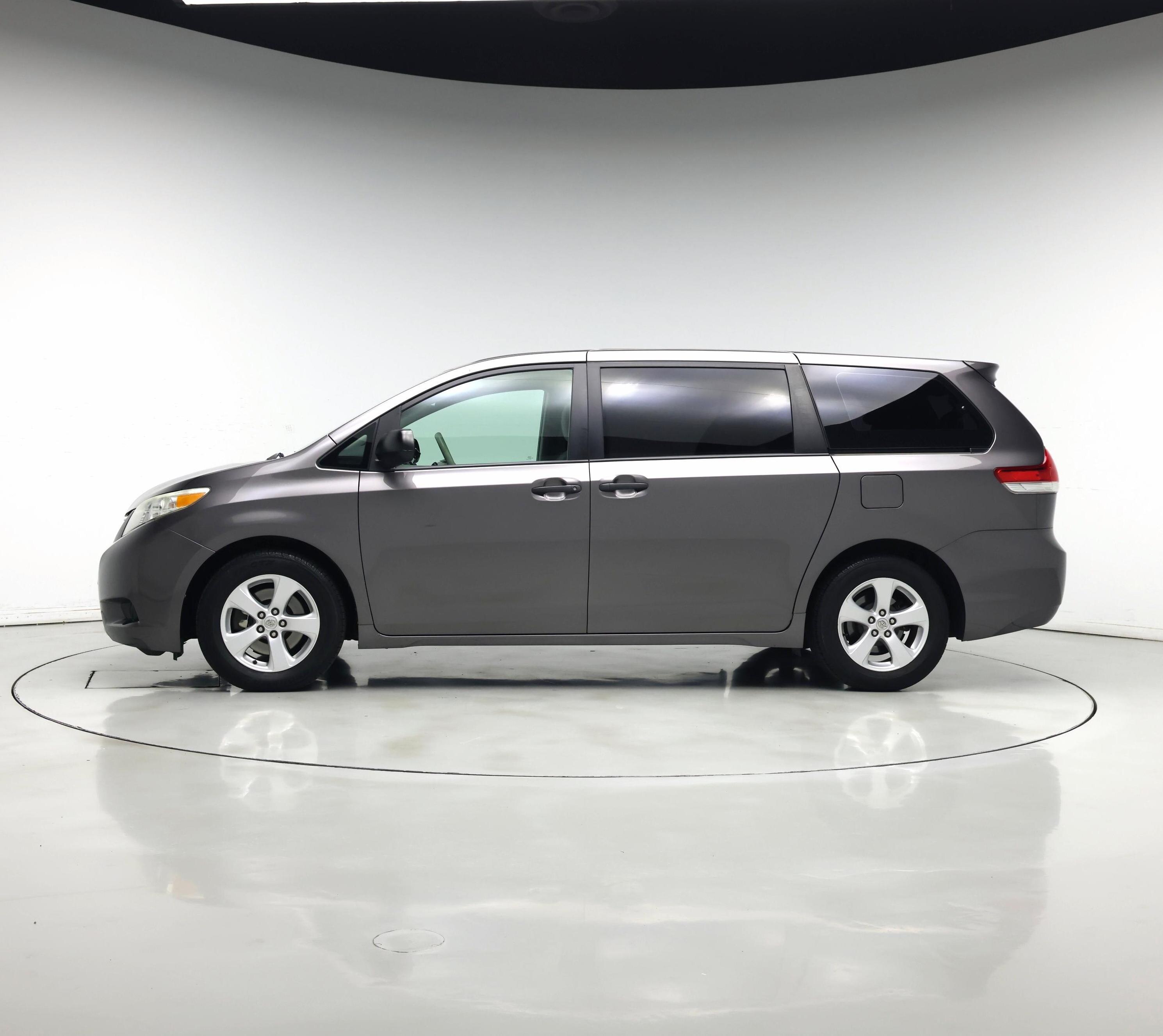 Thumbnail: 2014 Toyota Sienna - 3
