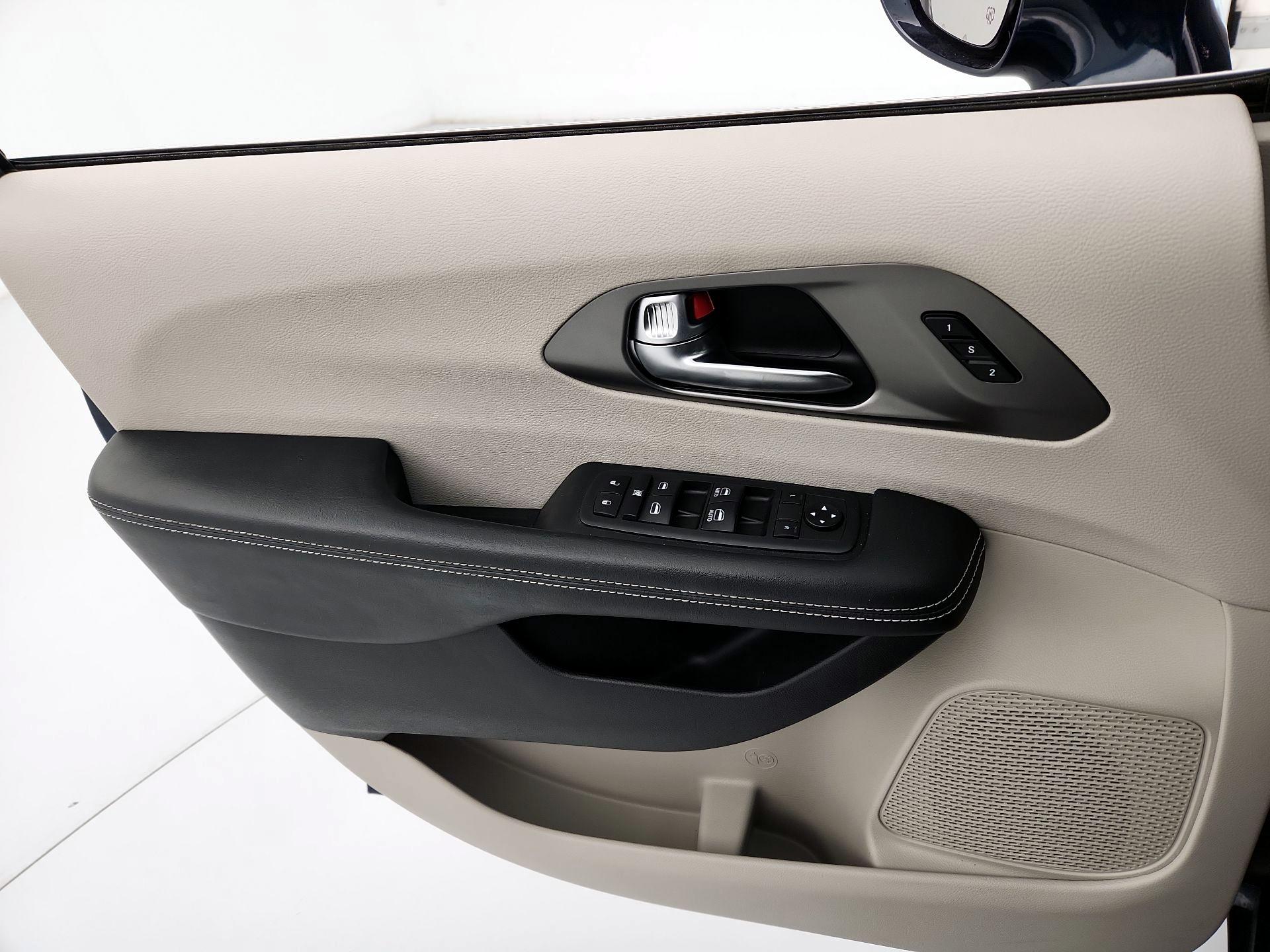 Thumbnail: 2021 Chrysler Pacifica - 12