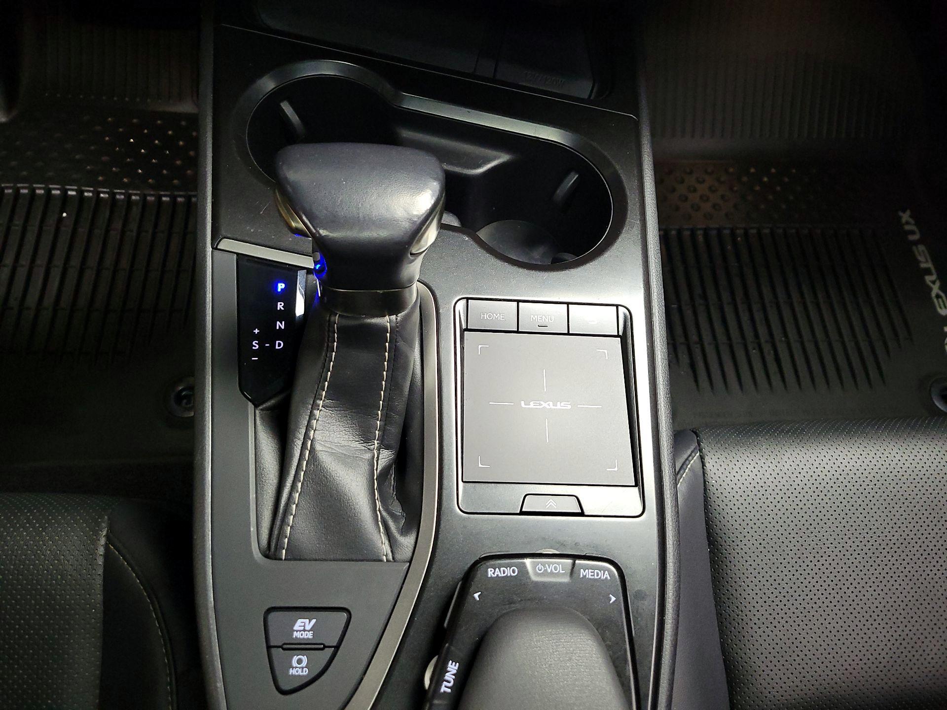 Thumbnail: 2019 Lexus UX - 16