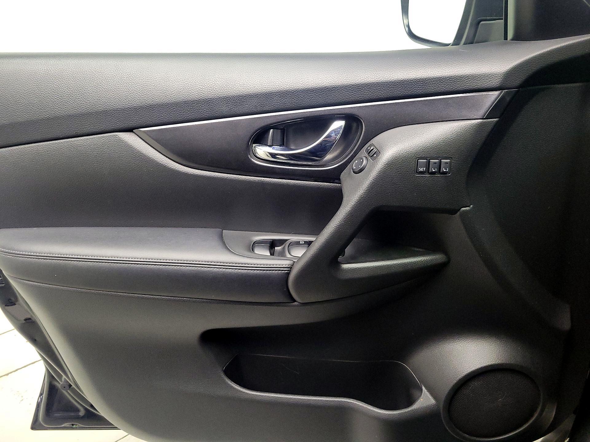 Thumbnail: 2018 Nissan Rogue - 12