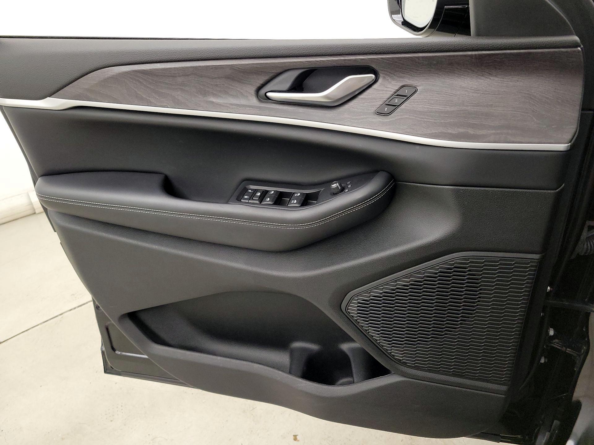 Thumbnail: 2023 Jeep Grand Cherokee - 12