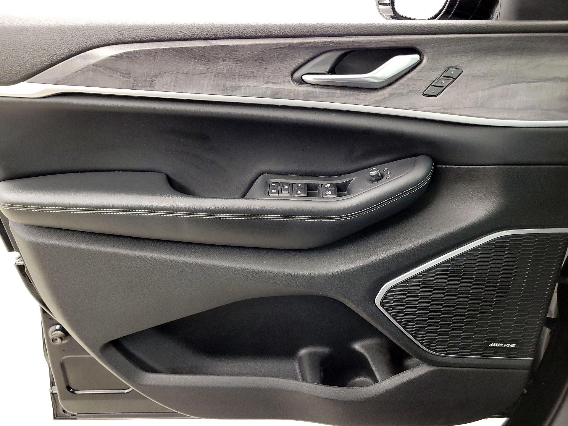 Thumbnail: 2023 Jeep Grand Cherokee - 12