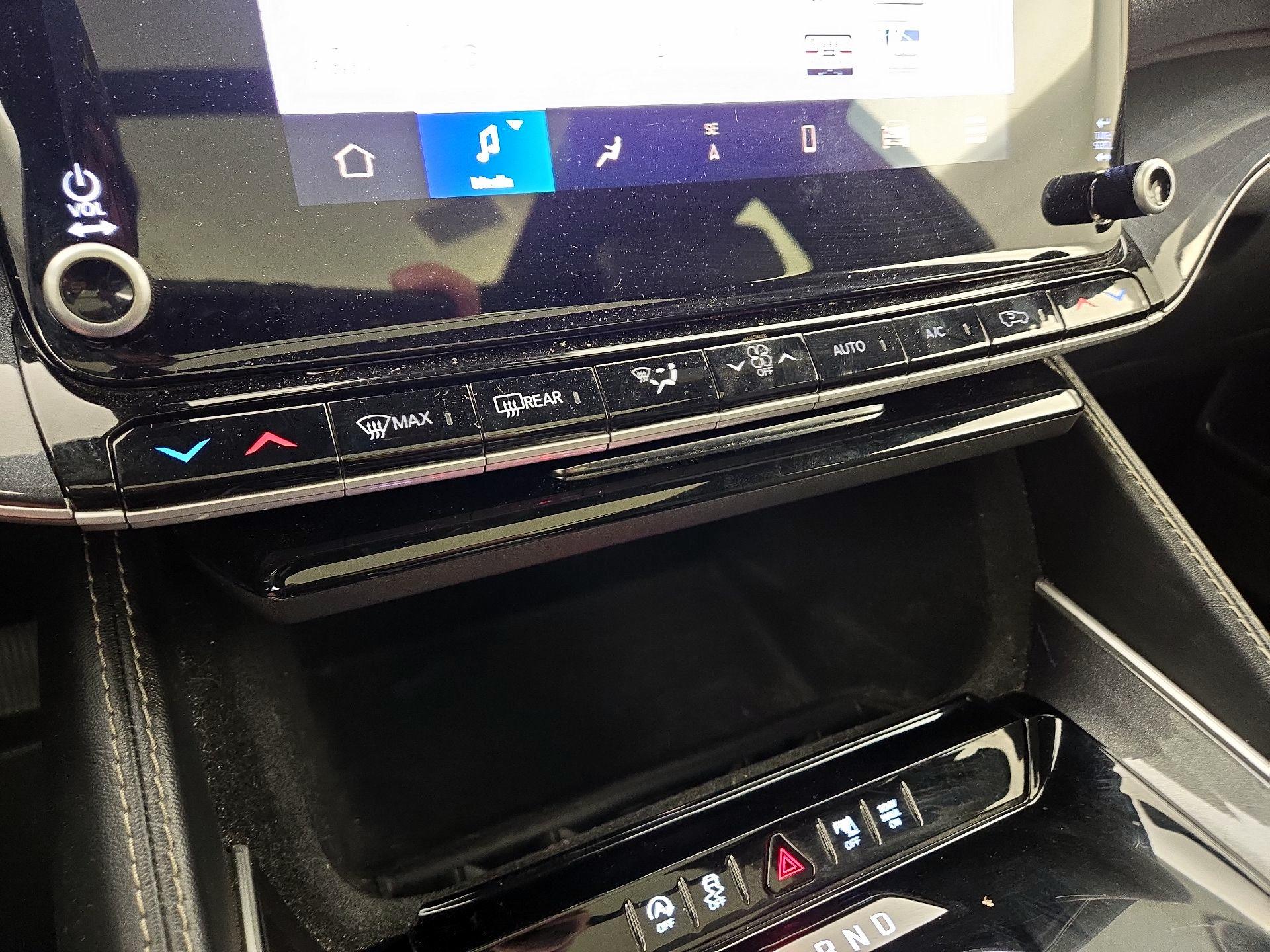 Thumbnail: 2022 Jeep Wagoneer - 17