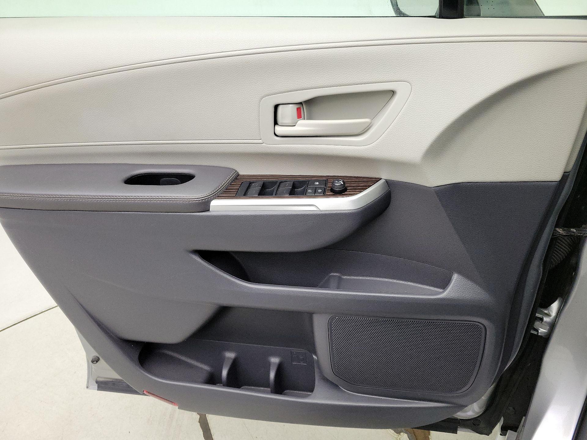 Thumbnail: 2023 Toyota Sienna - 12