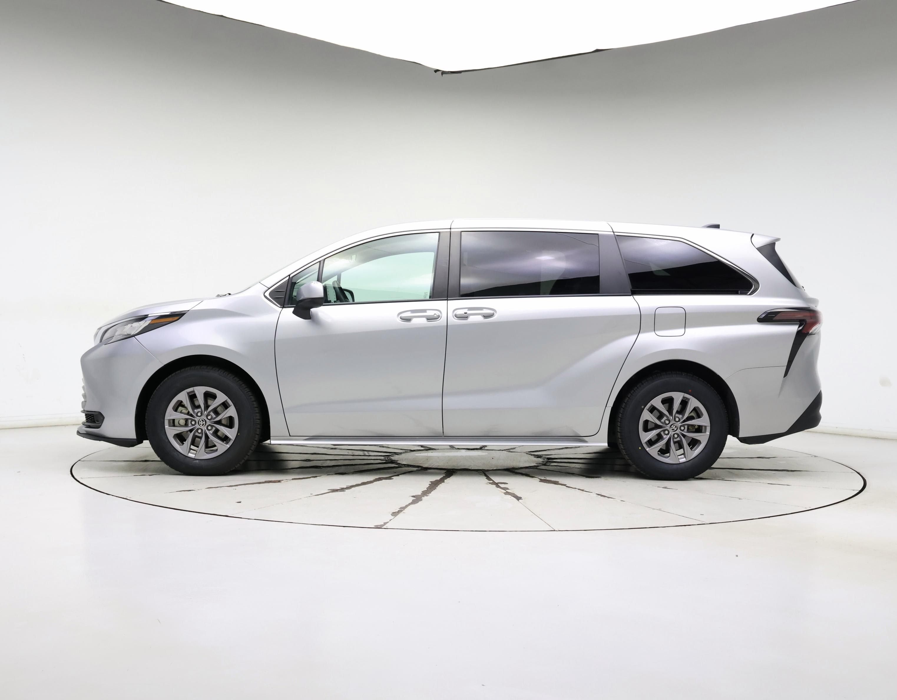 Thumbnail: 2023 Toyota Sienna - 3