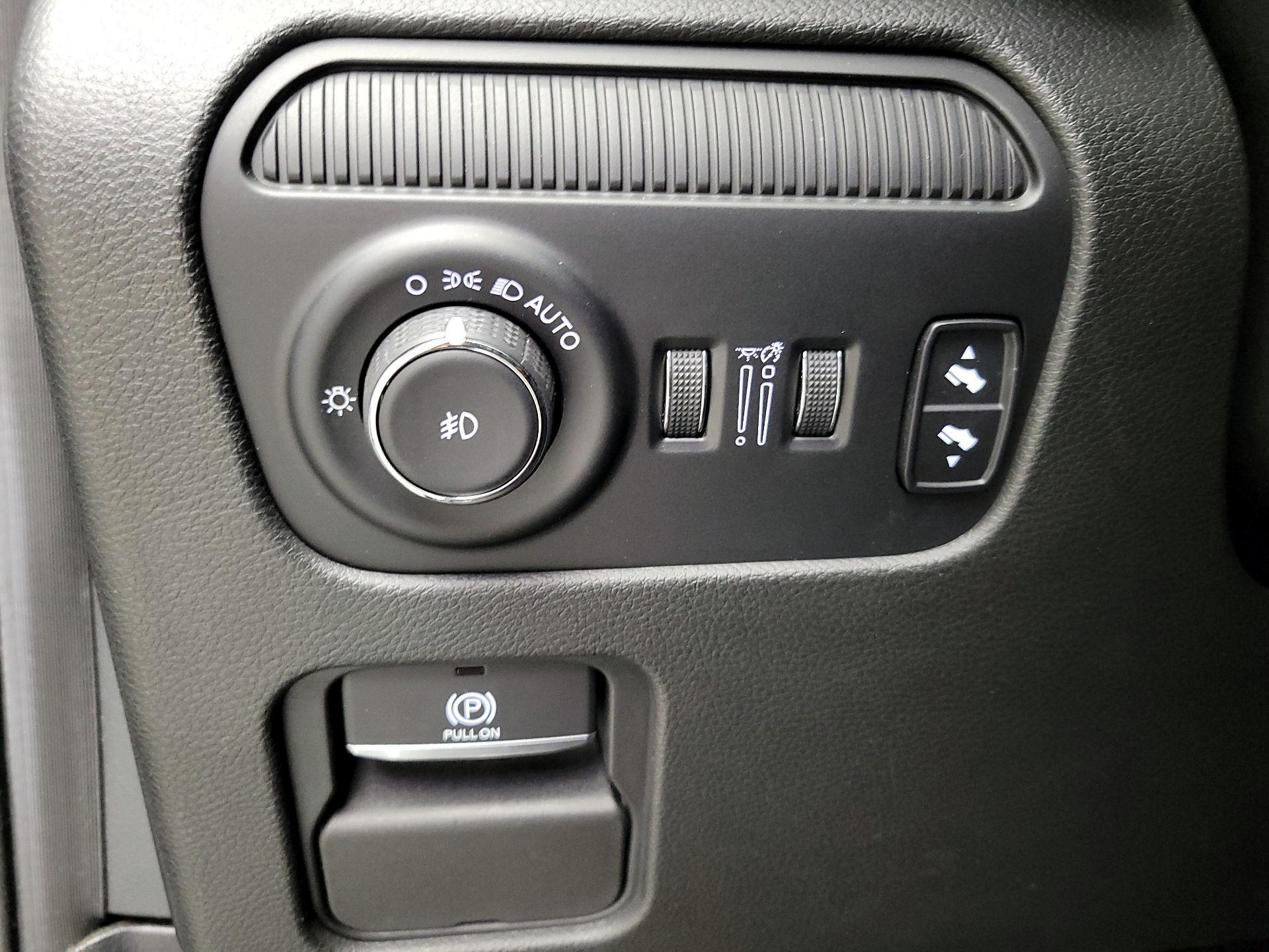 Thumbnail: 2022 Jeep Grand Wagoneer - 13