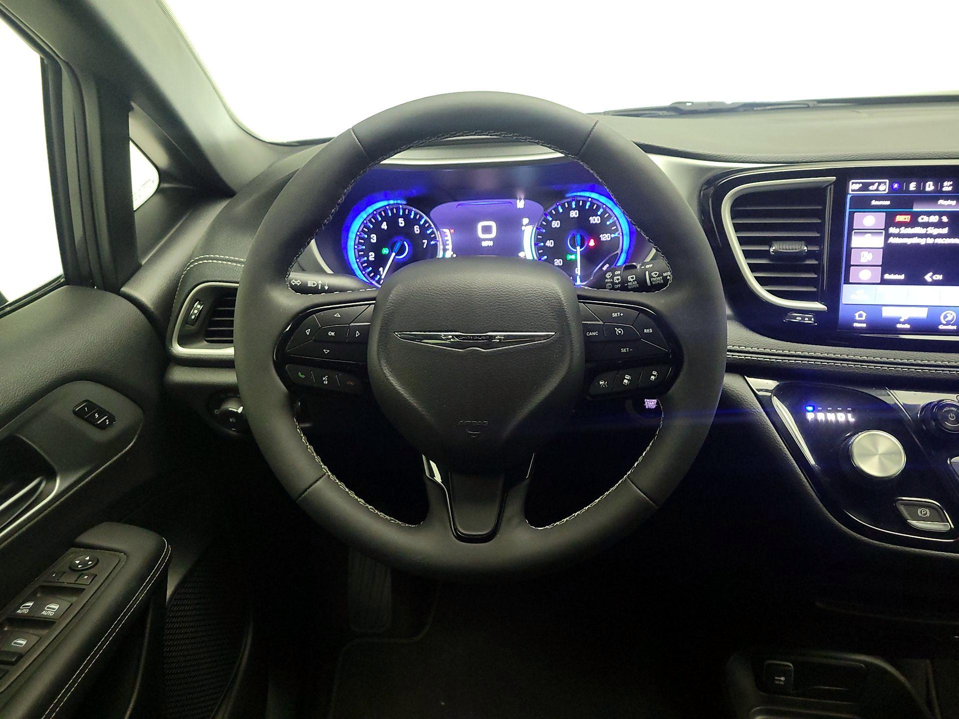 Thumbnail: 2023 Chrysler Pacifica - 10