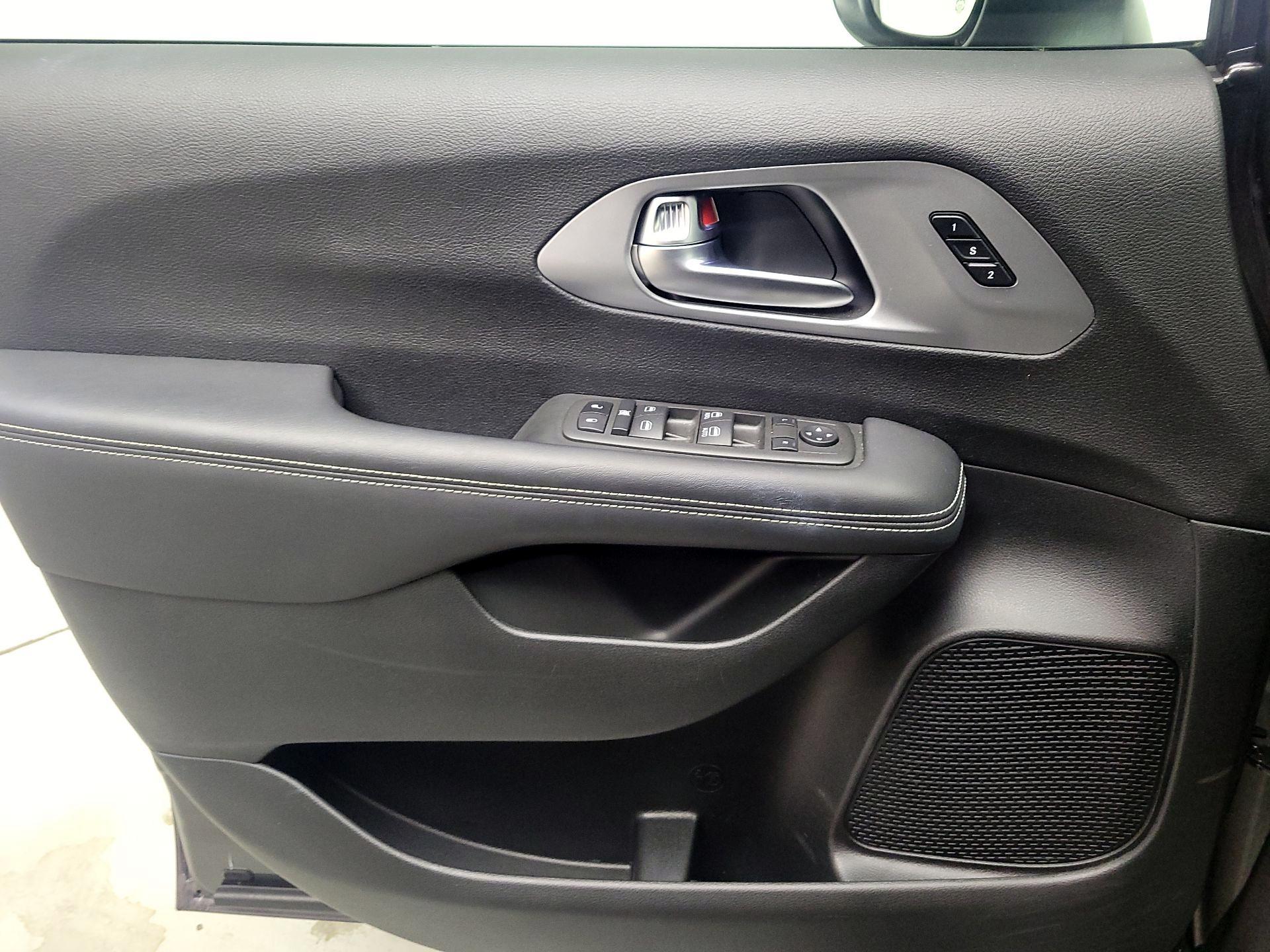 Thumbnail: 2023 Chrysler Pacifica - 12