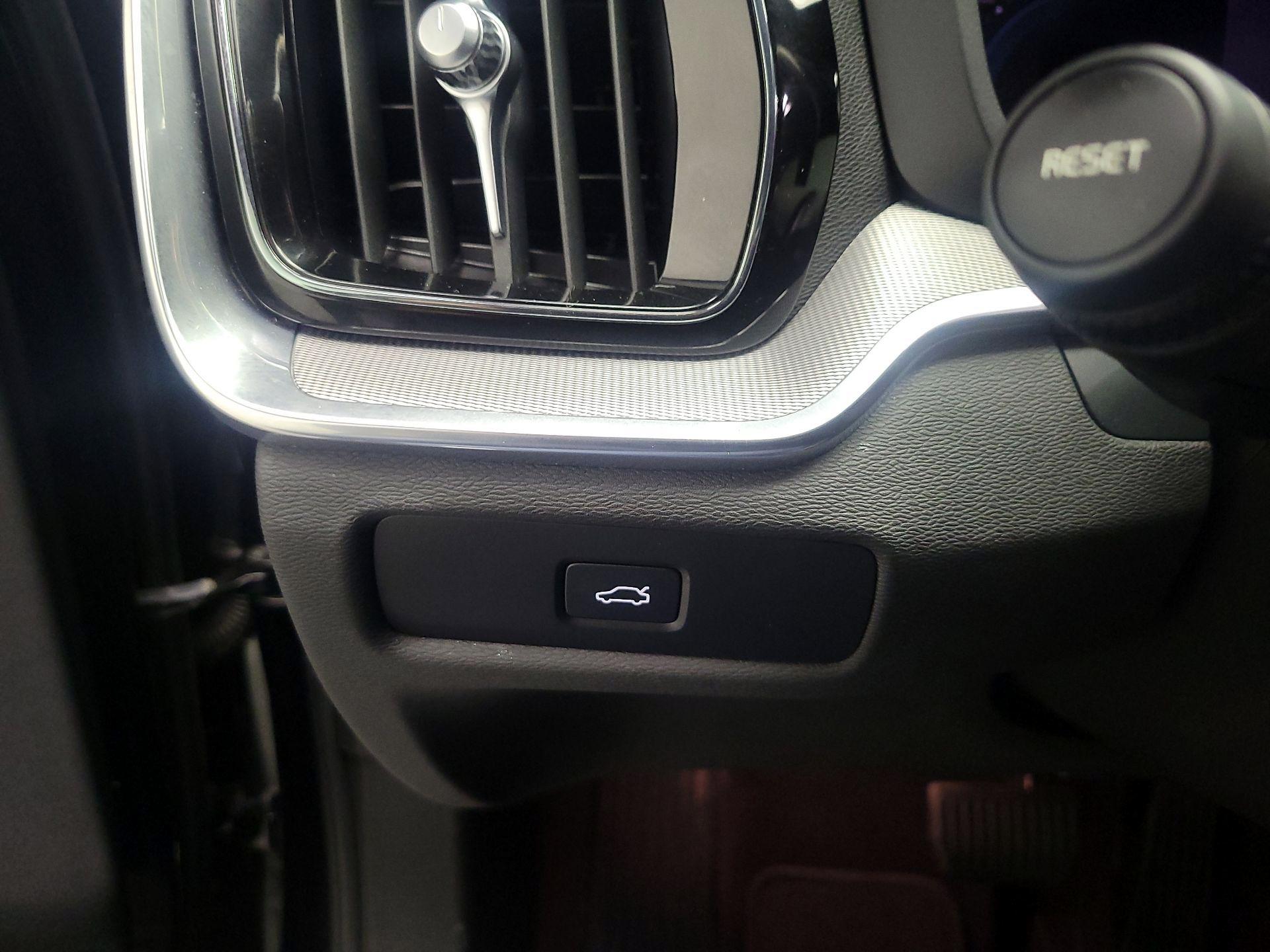 Thumbnail: 2024 Volvo S60 - 13