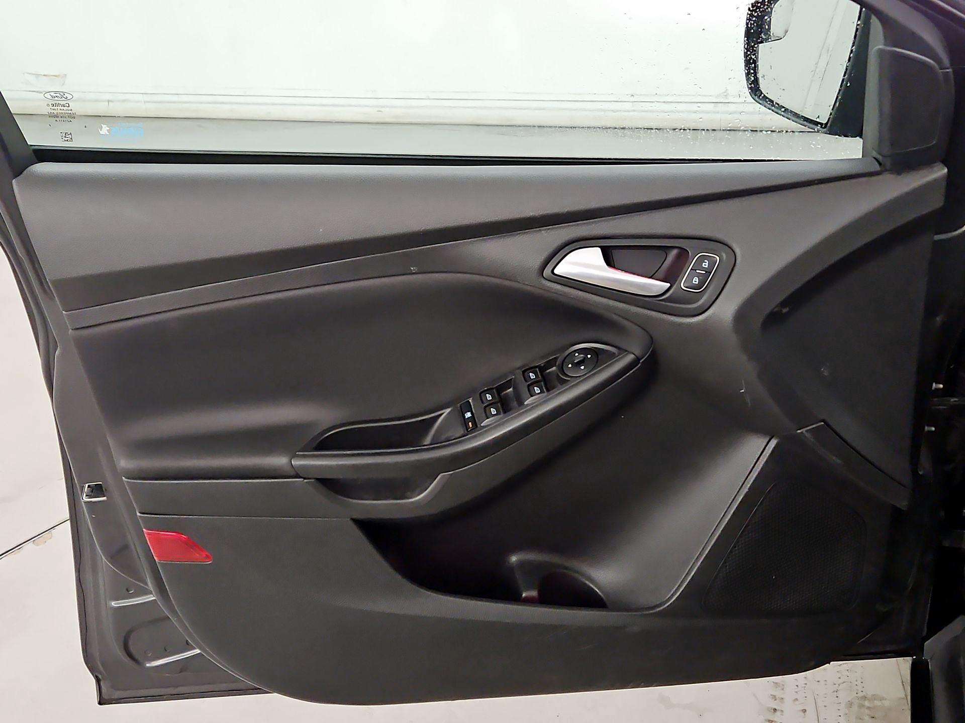 Thumbnail: 2015 Ford Focus - 12