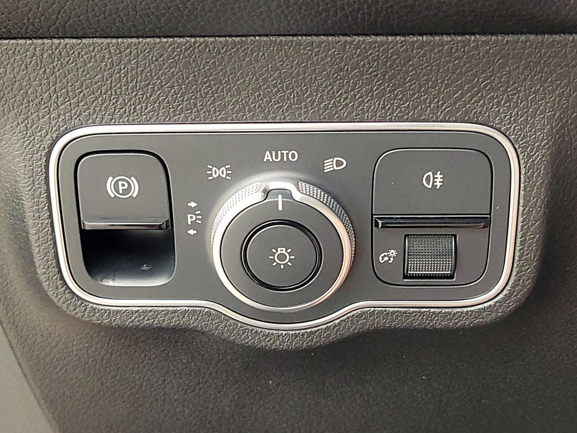 Thumbnail: 2023 Mercedes-Benz GLB - 13