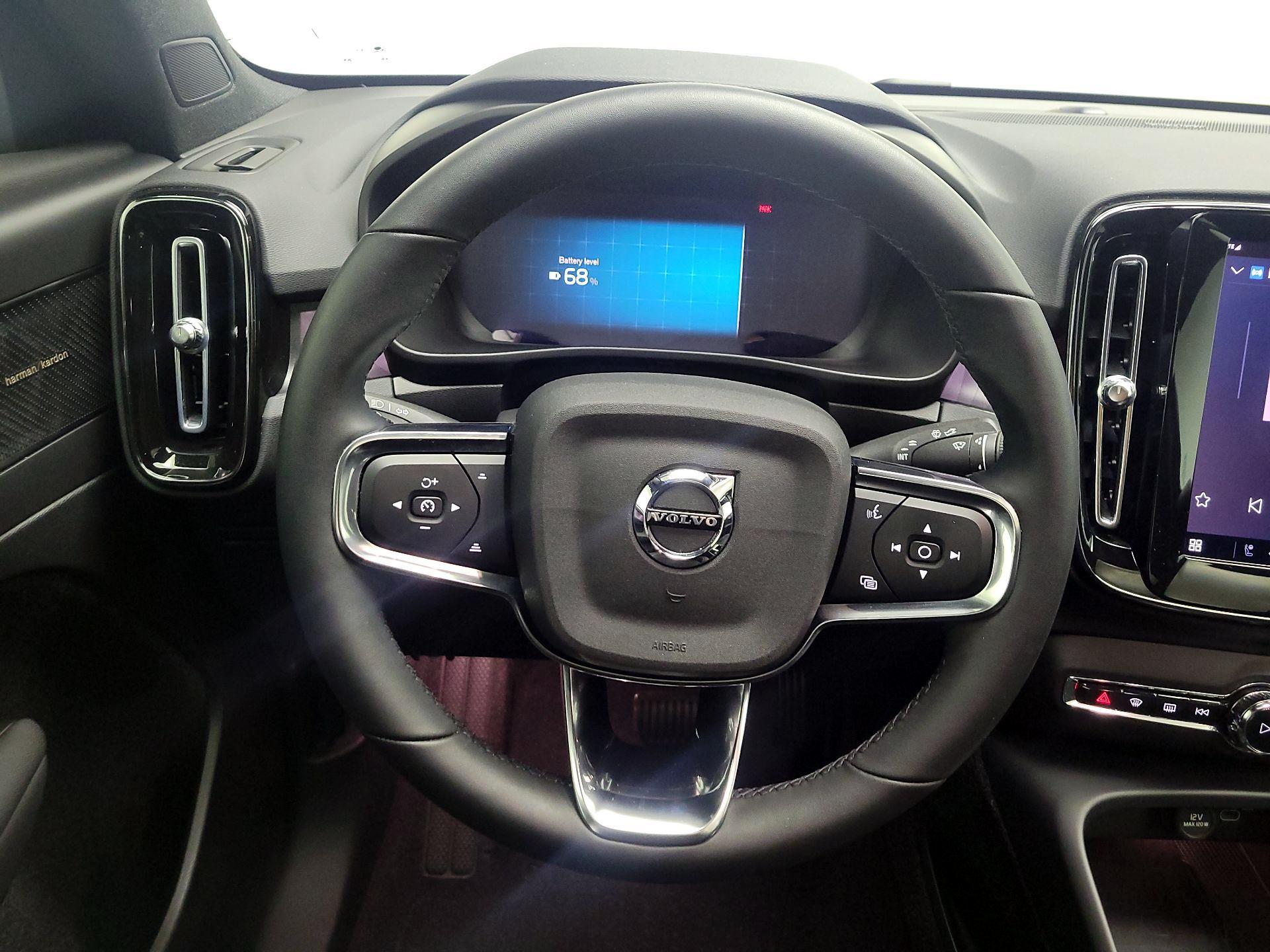 Thumbnail: 2022 Volvo C40 - 10