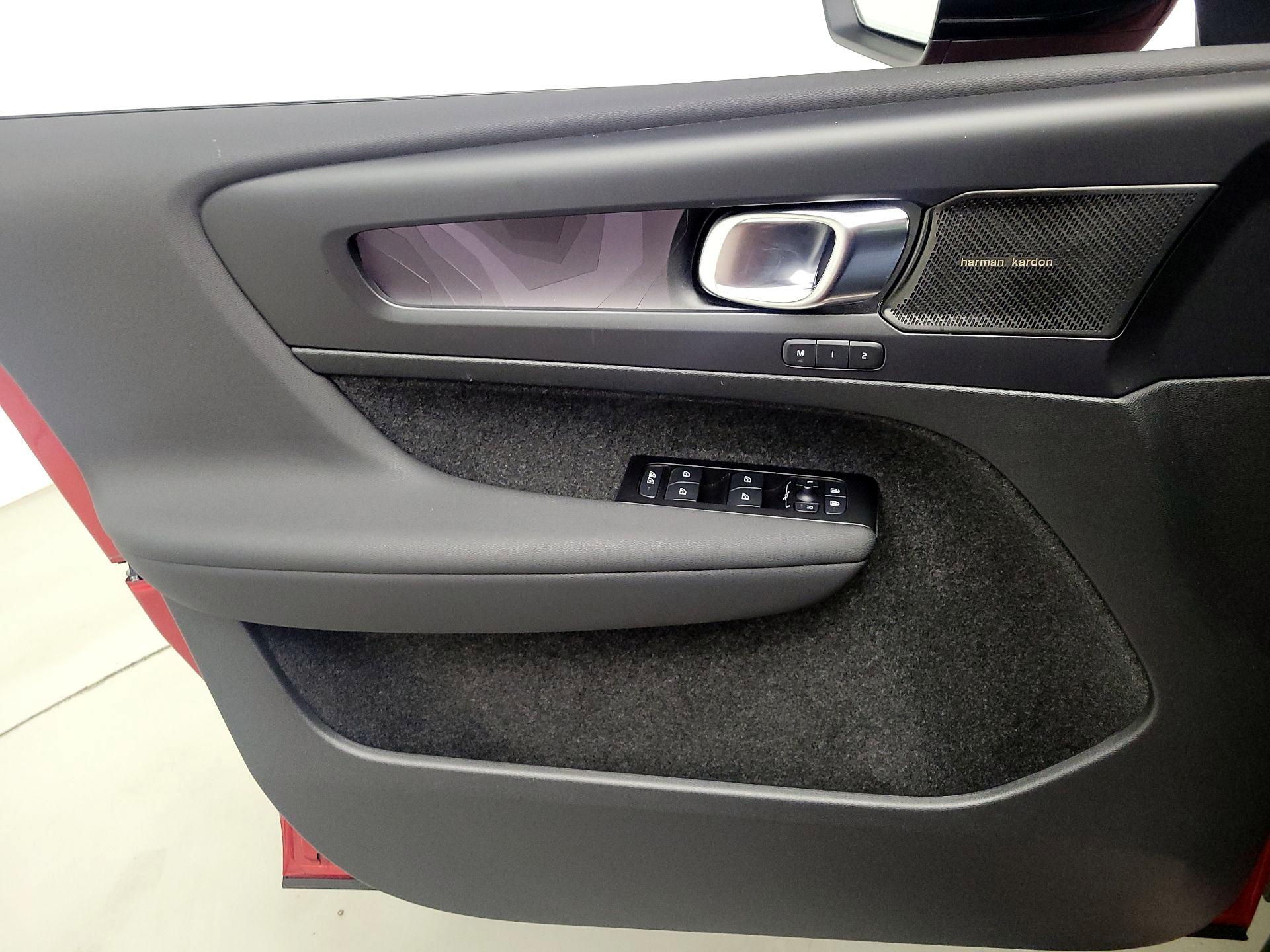 Thumbnail: 2022 Volvo C40 - 12