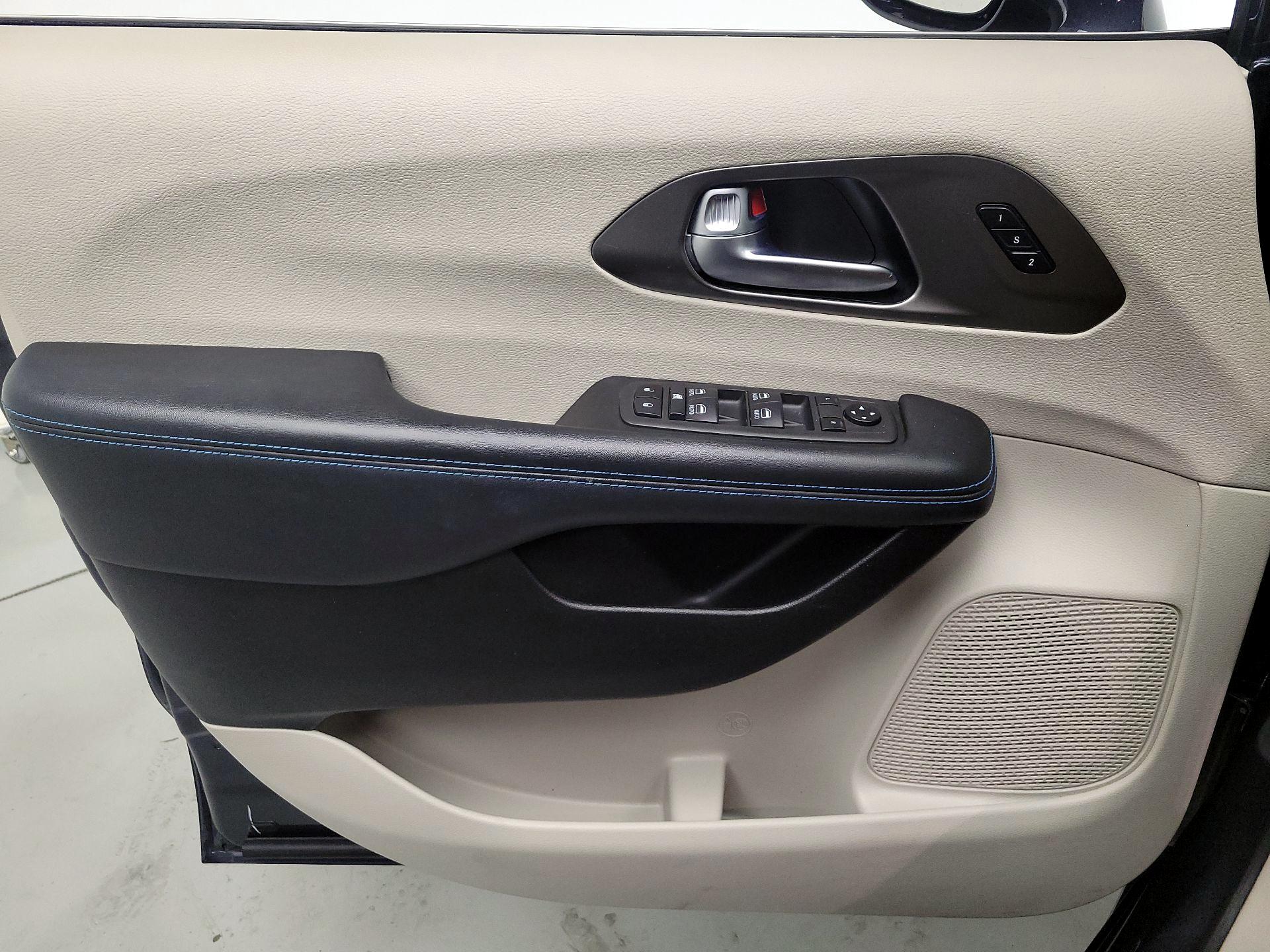 Thumbnail: 2021 Chrysler Pacifica - 12