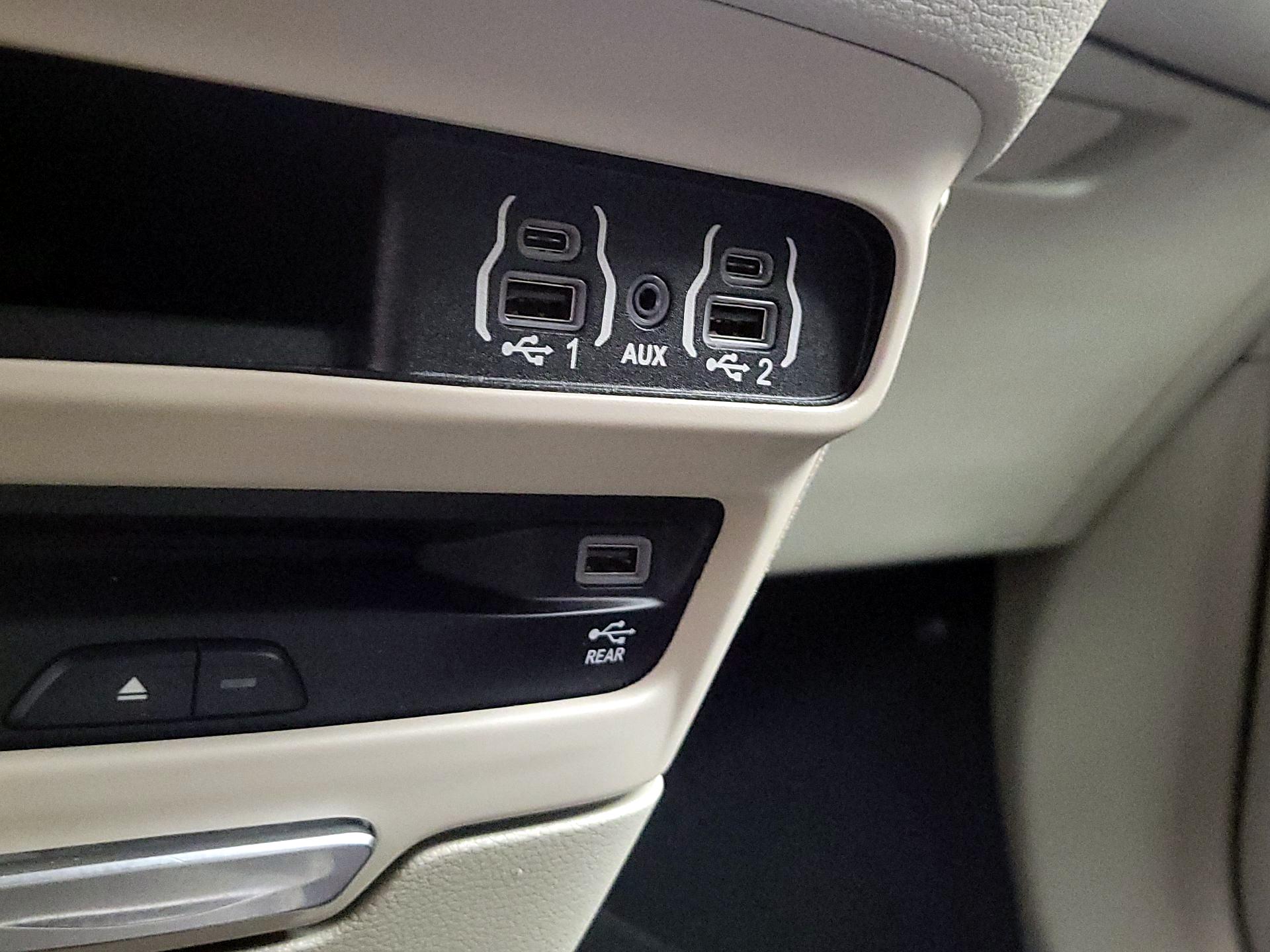 Thumbnail: 2021 Chrysler Pacifica - 18