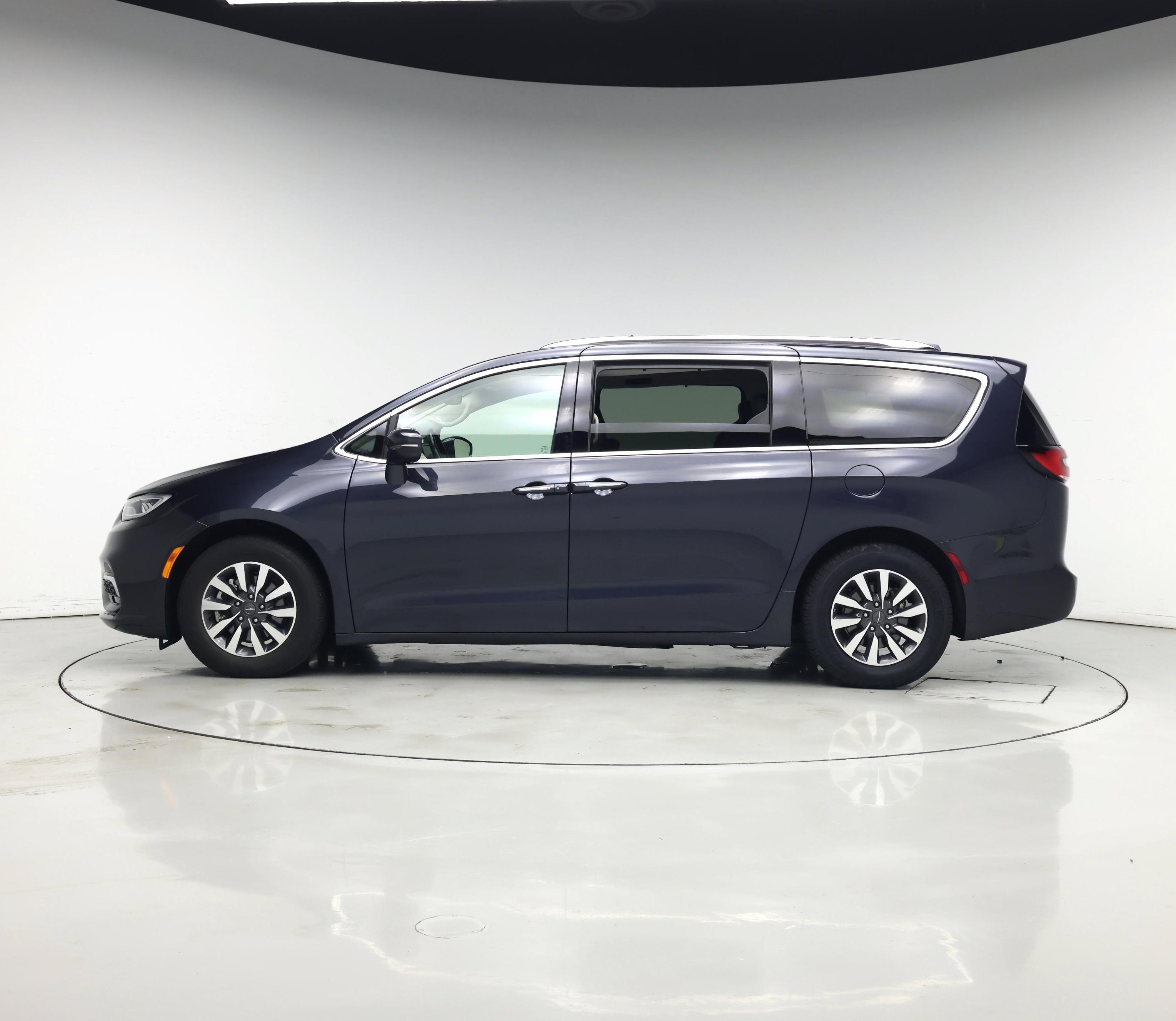 Thumbnail: 2021 Chrysler Pacifica - 3