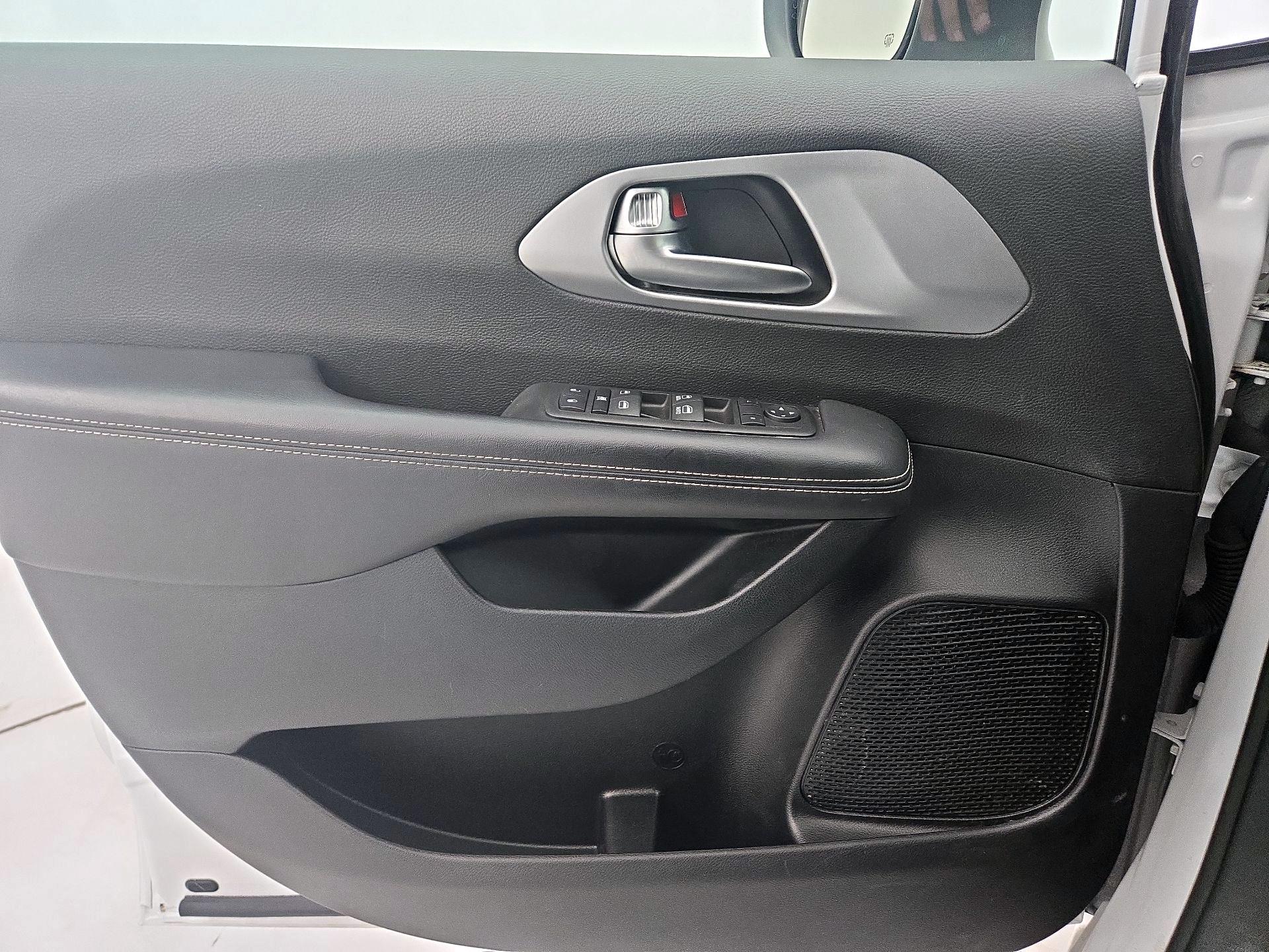 Thumbnail: 2023 Chrysler Pacifica - 12