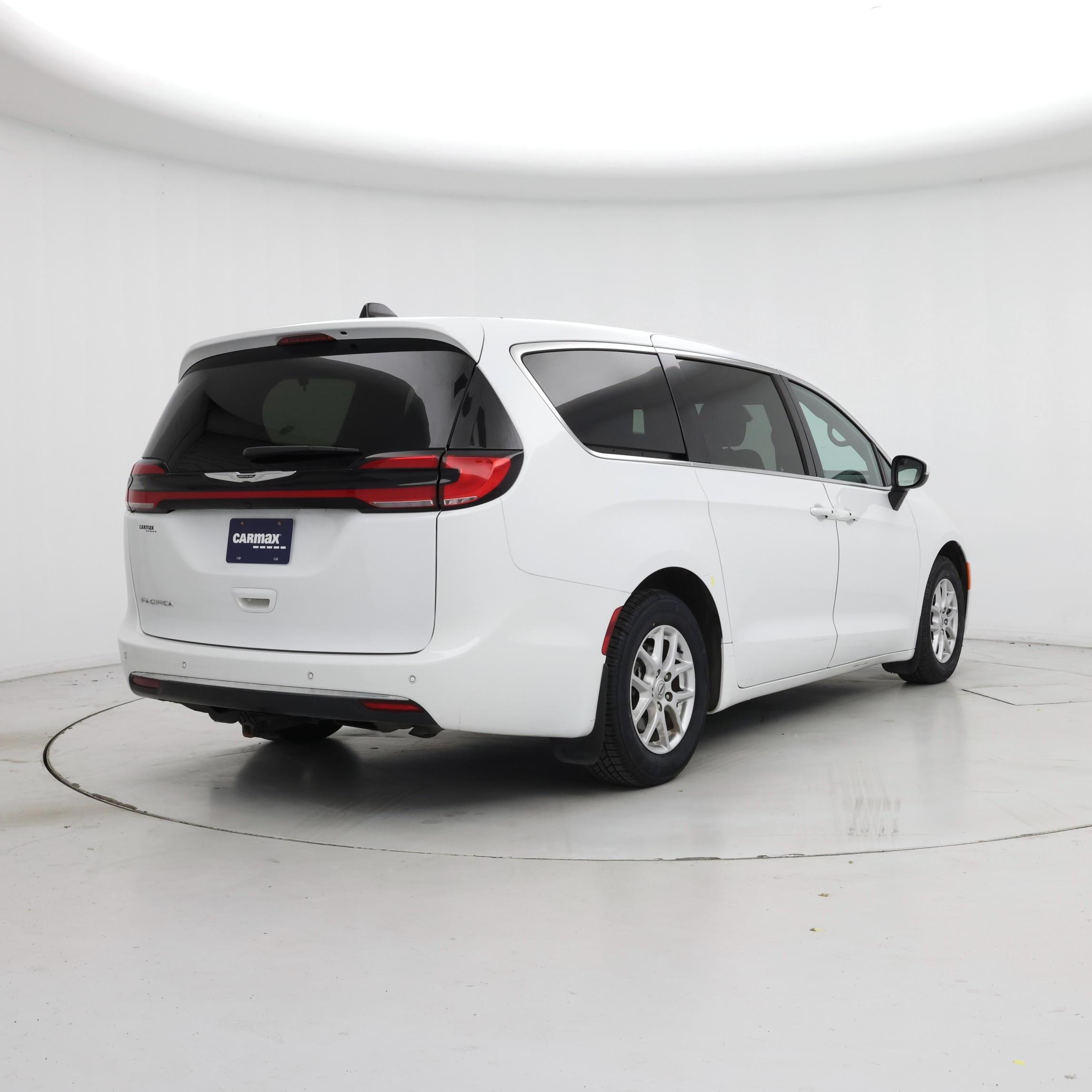 Thumbnail: 2023 Chrysler Pacifica - 8