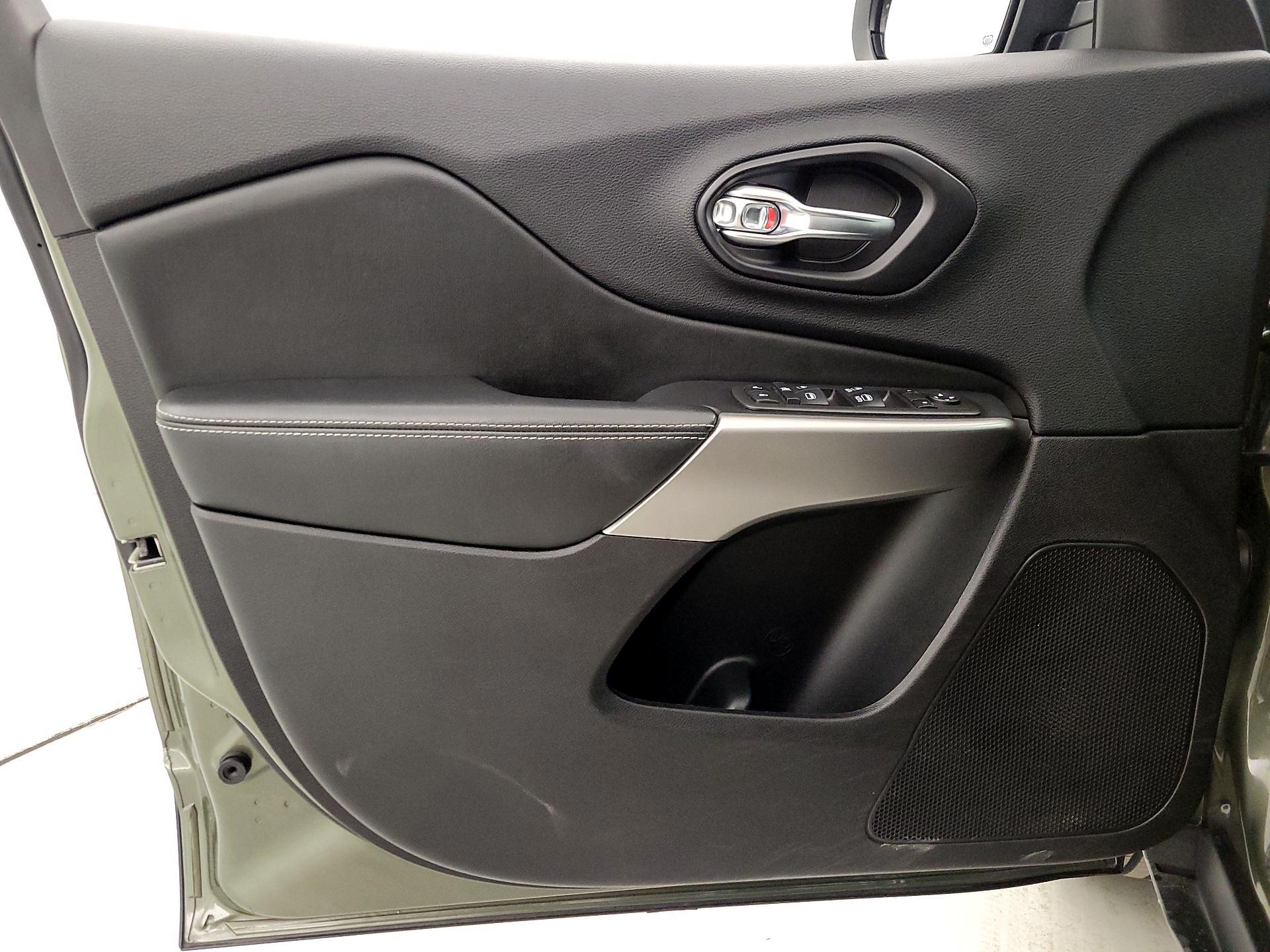 Thumbnail: 2021 Jeep Cherokee - 12