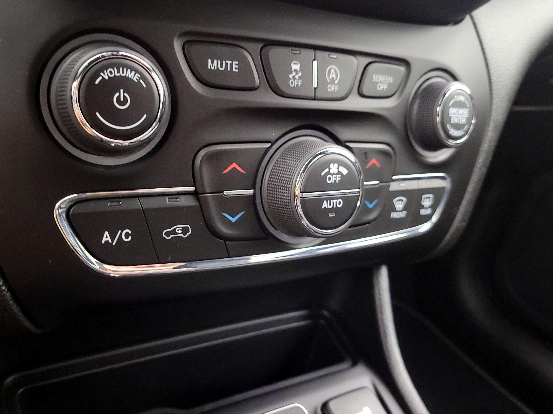 Thumbnail: 2021 Jeep Cherokee - 16