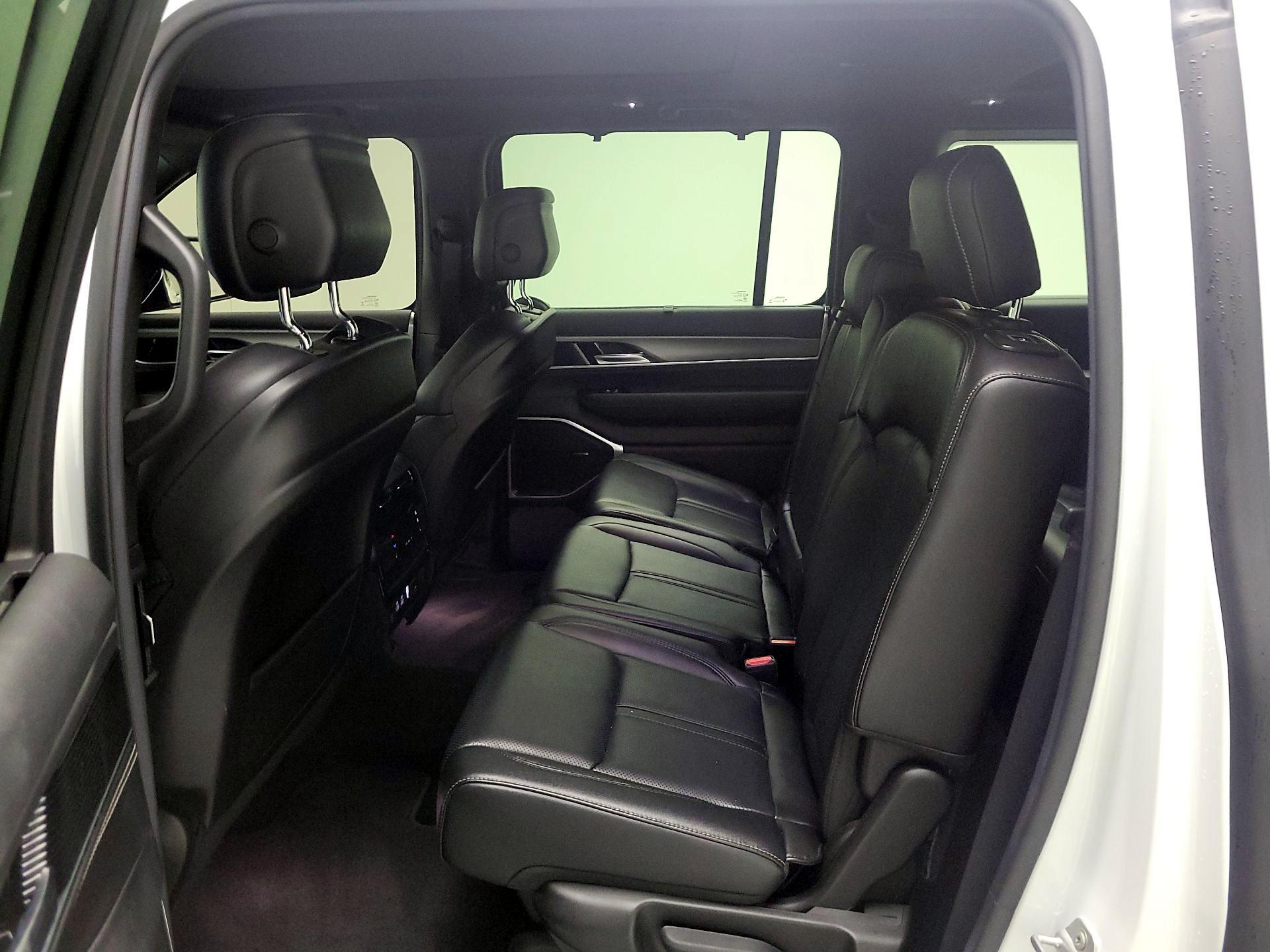 Thumbnail: 2023 Jeep Wagoneer - 17