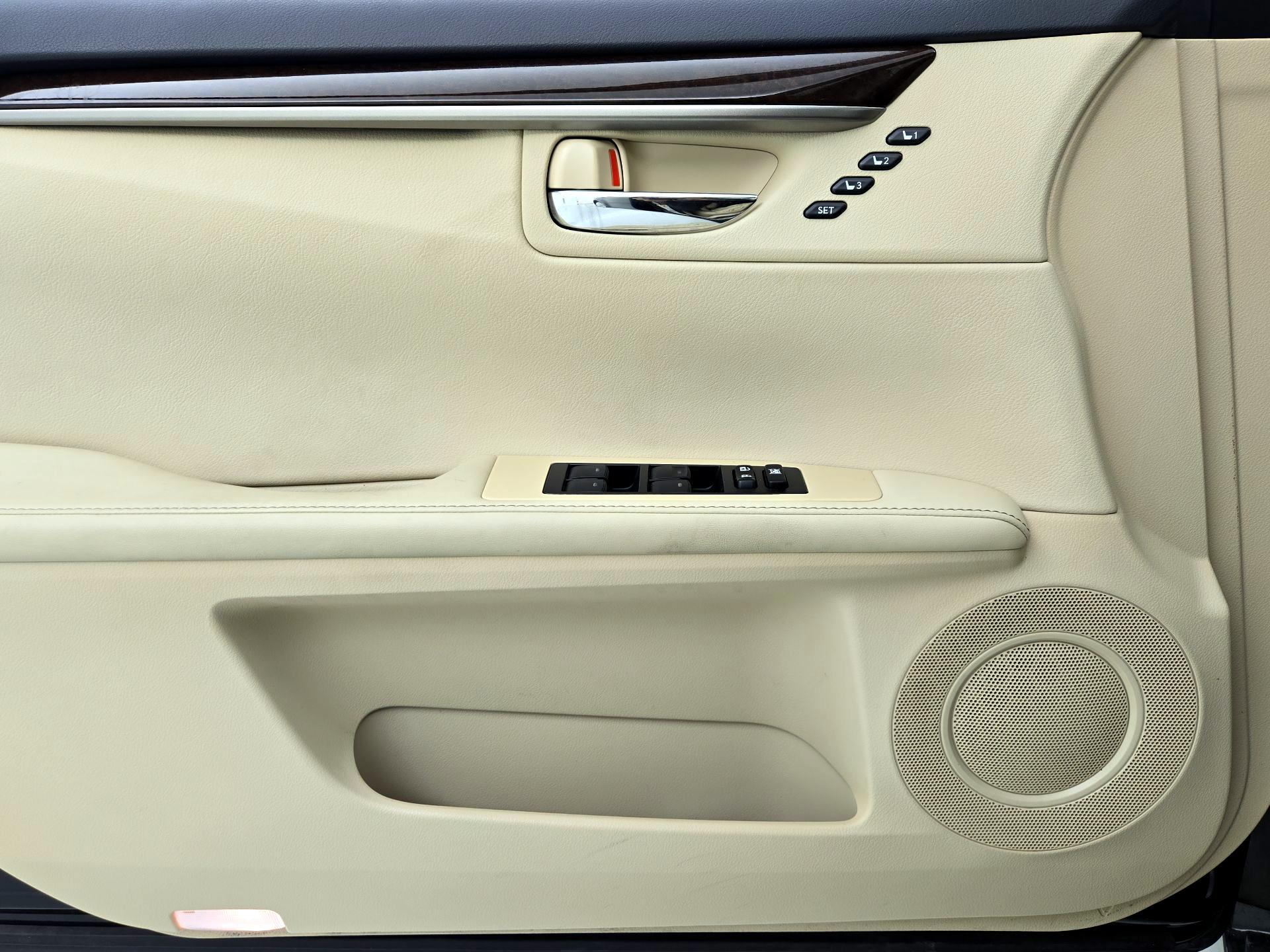 Thumbnail: 2015 Lexus ES - 12