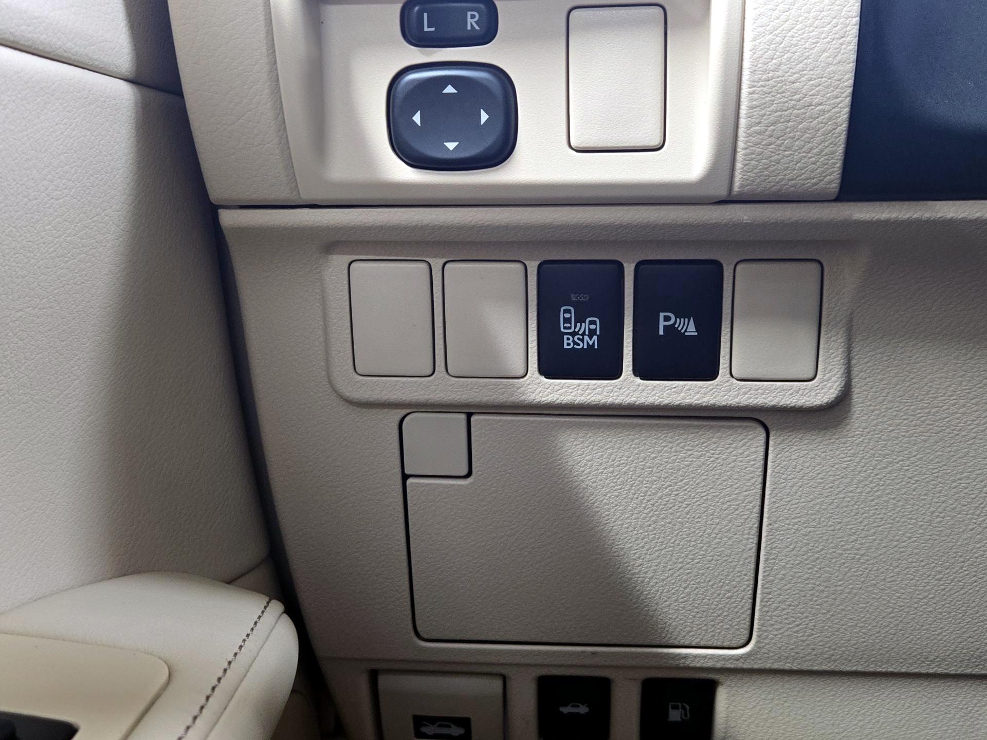 Thumbnail: 2015 Lexus ES - 13