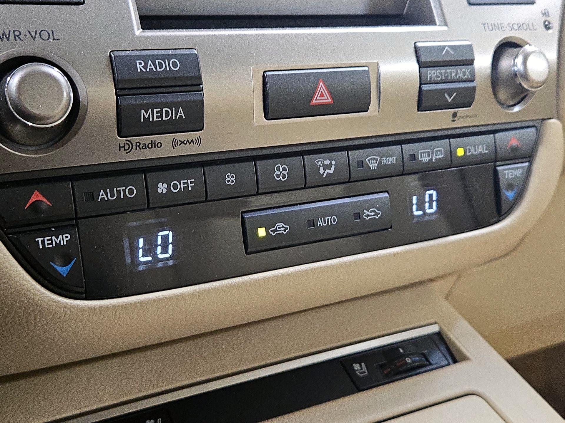 Thumbnail: 2015 Lexus ES - 16