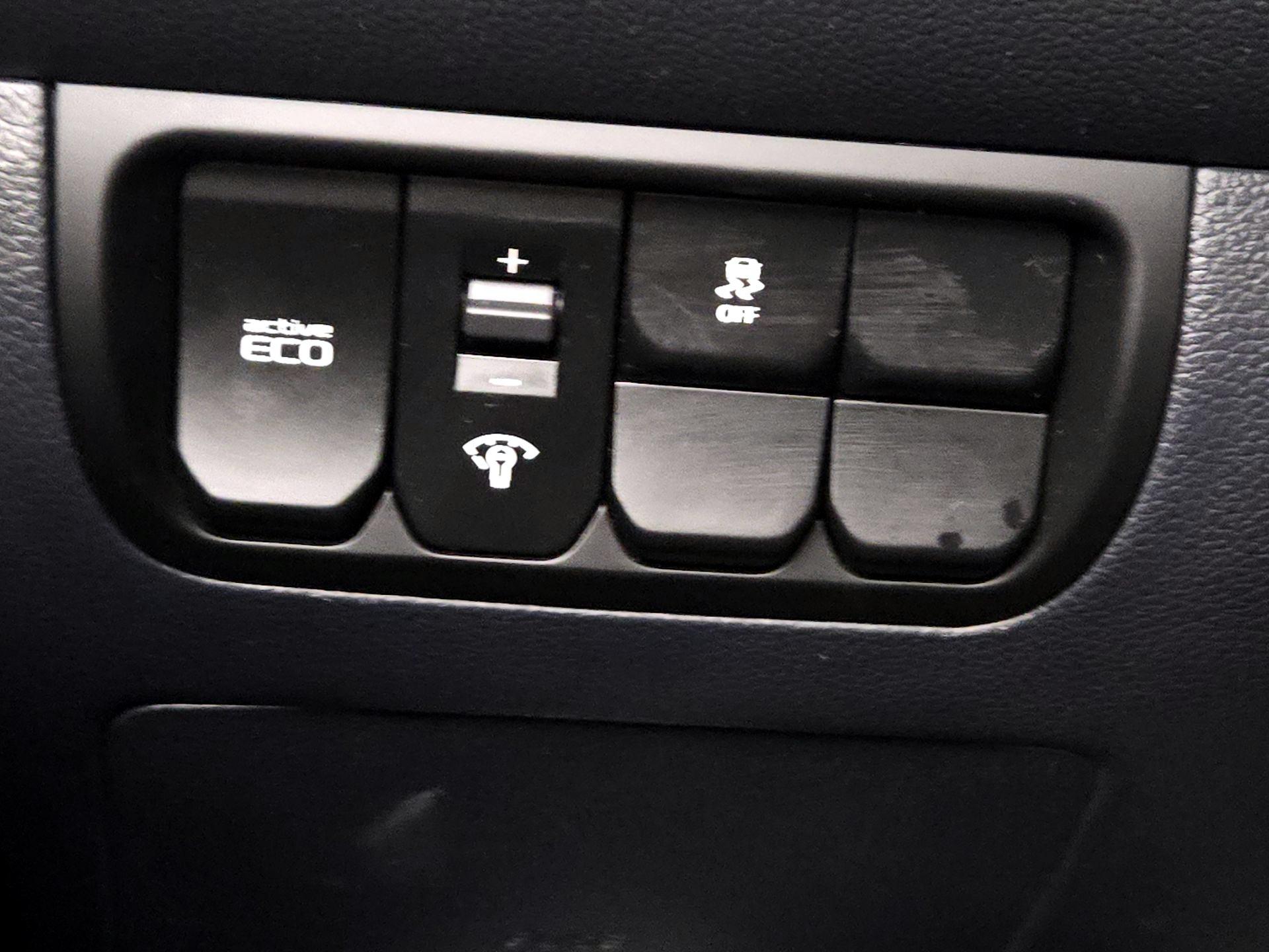 Thumbnail: 2016 Kia Rio - 13