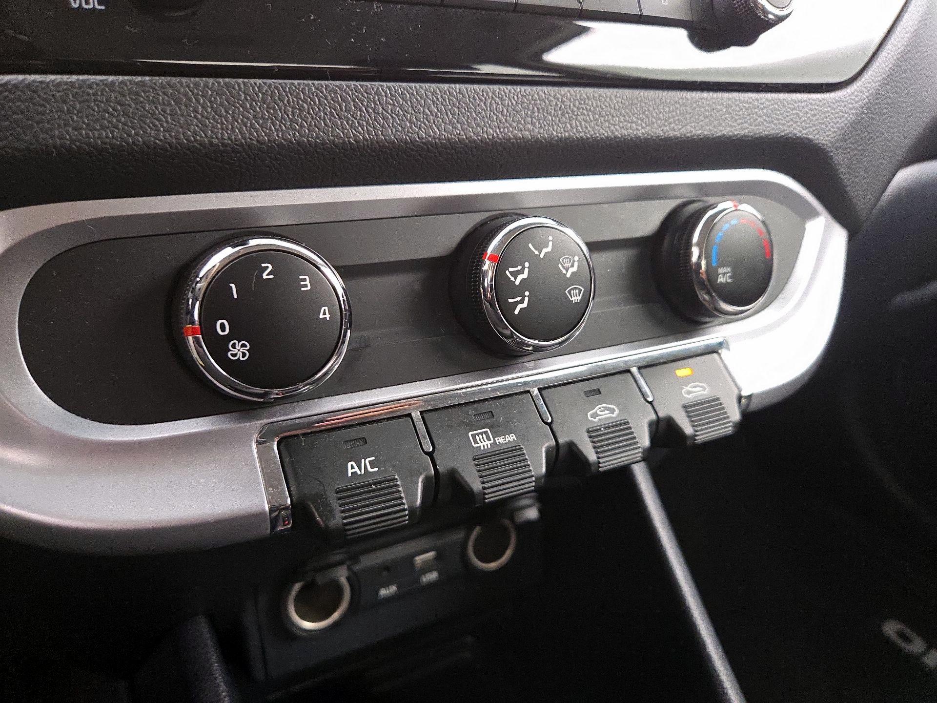 Thumbnail: 2016 Kia Rio - 15