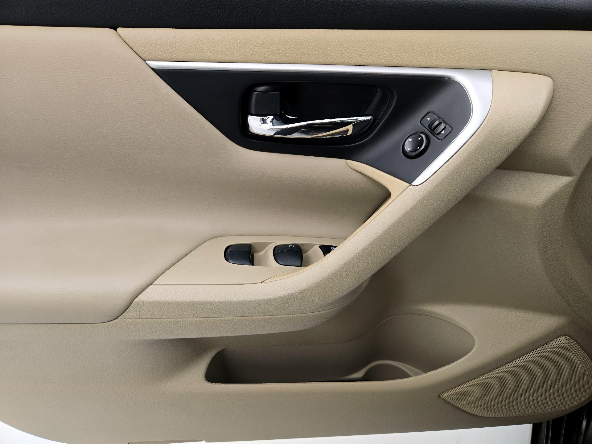 Thumbnail: 2016 Nissan Altima - 12